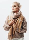 Large women's scarf in camel color SZADT-0100-24(Z24)