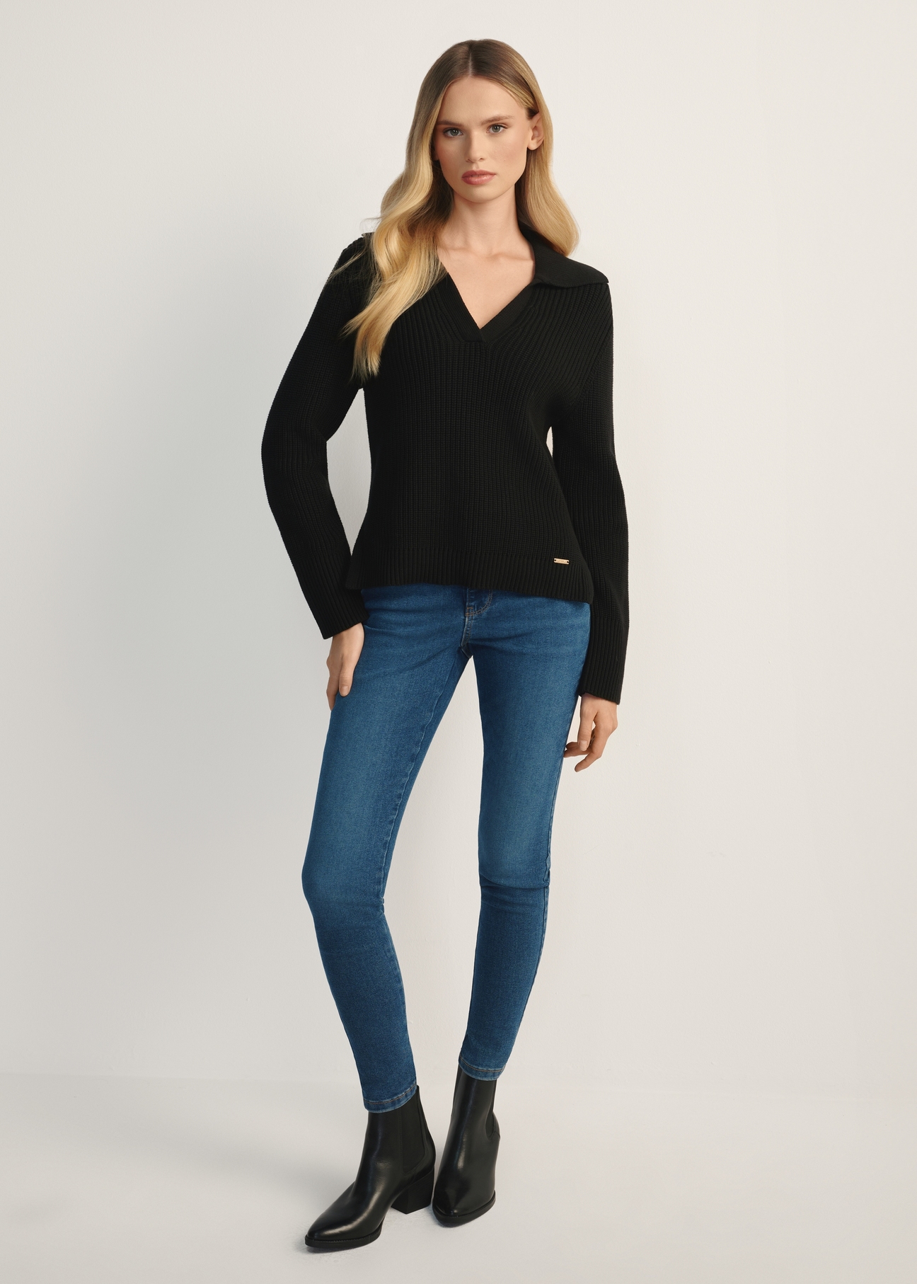 Blue women's denim trousers JEADT-0010A-61(Z25), product view from the front on the model, the entire silhouette is visible.