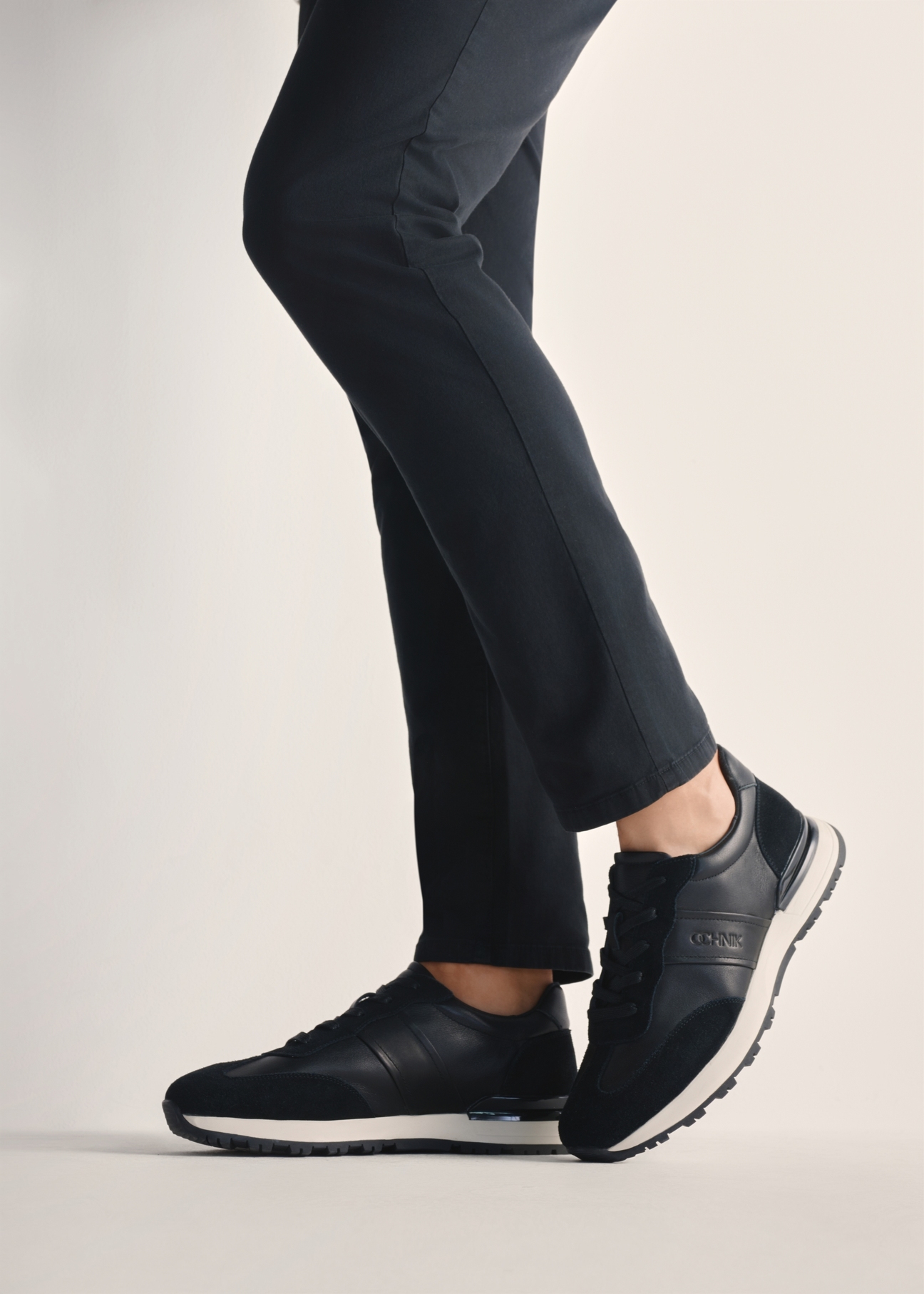 Black men's sports shoes BUTYM-0510-99(Z25), product view on model's feet against a light background.