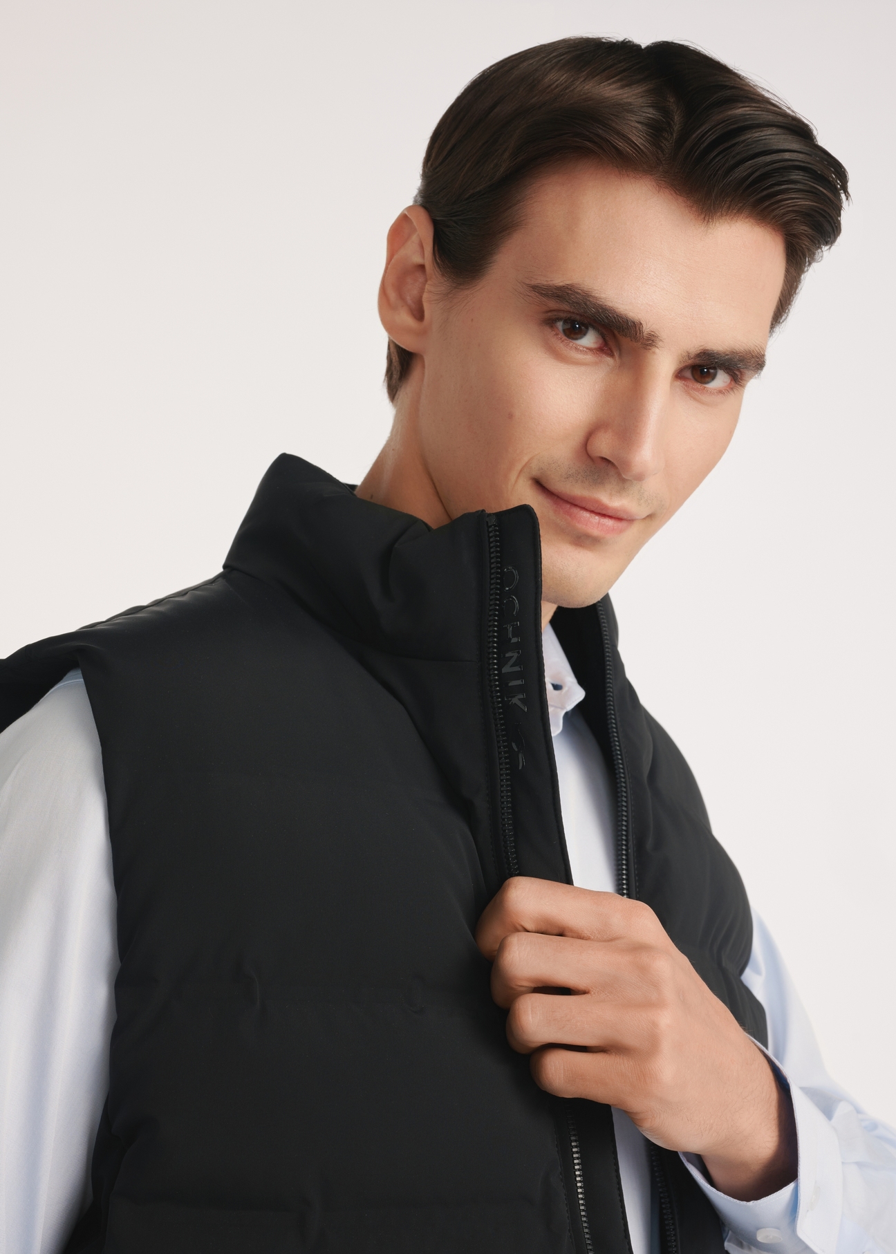 Black men's vest KAMMT-0008-99(Z25), close-up of the product detail on the model.