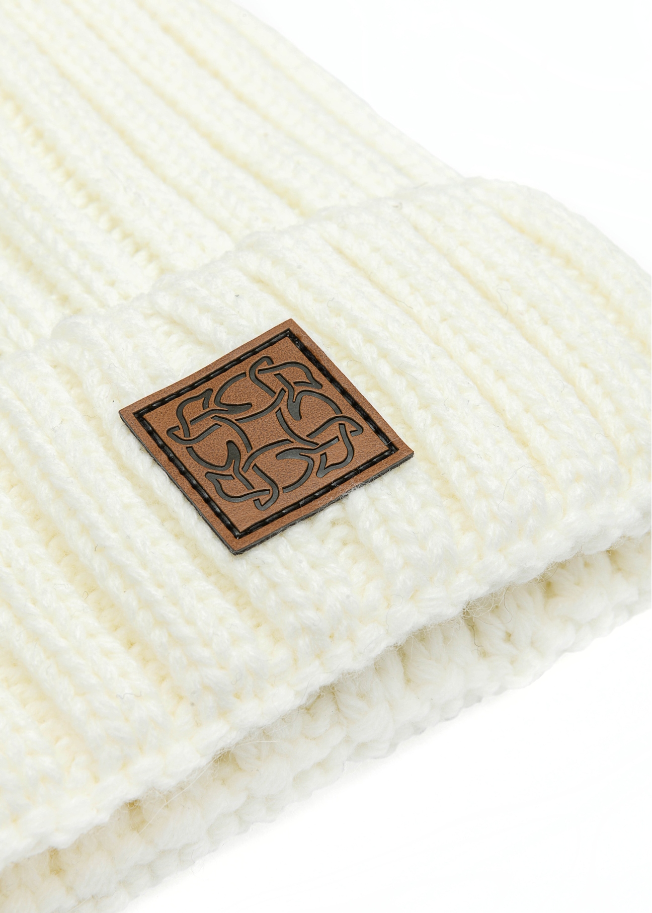 Cream women's hat with pompom CZADT-0066A-12(Z25), close-up of the product logo on a white background.