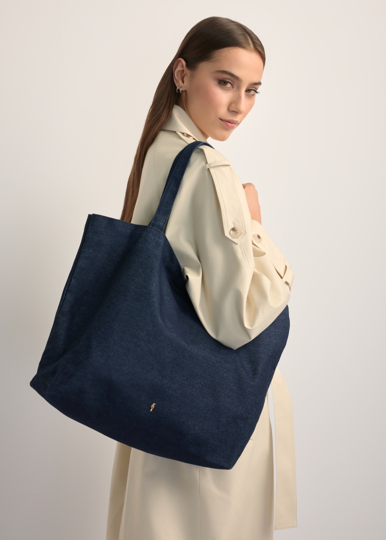 TOREN-0334-7H(W26) denim shopper bag, product view on model's shoulder. Half of silhouette visible.