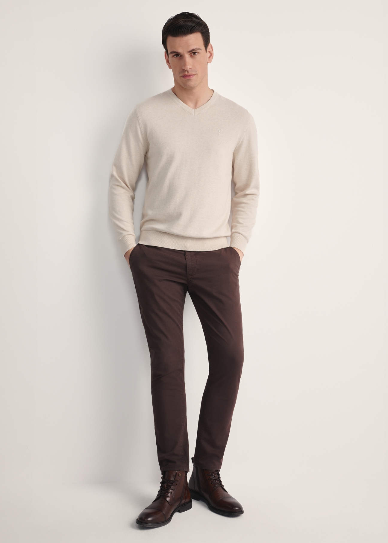 Beige men's sweater with logo SWEMT-0159A-80(Z25) - front product view on the model on a white background. The entire silhouette is visible.