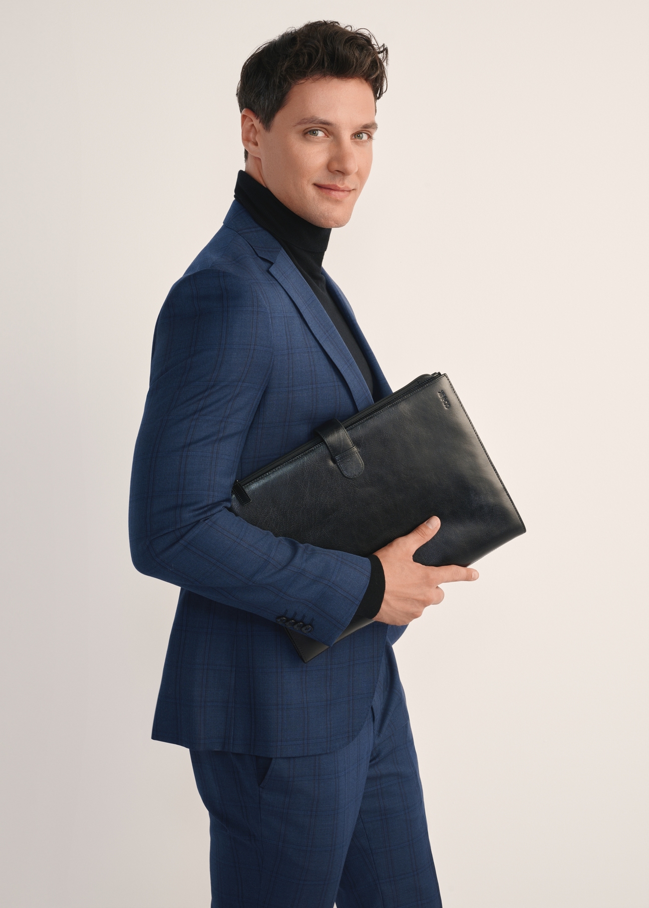 Black men's leather briefcase TORMS-0480-99(Z25), front view of the product on the model, half of the silhouette visible.