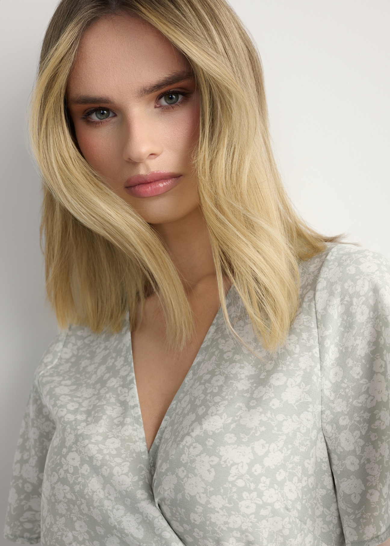 Long floral dress SUKDT-0233-8P(W26), close-up of the product on the model.