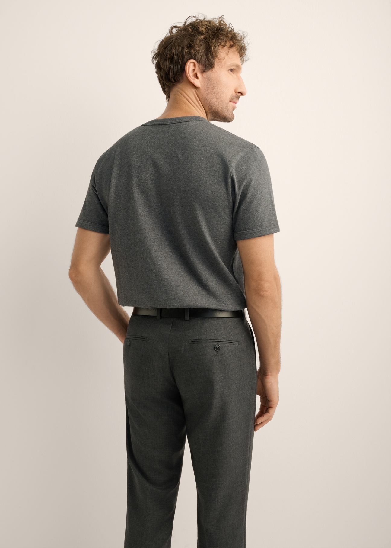 Men's graphite cotton T-shirt TSHMT-0153-9D(Z26). Back view of the product on a model. Half-body view.
