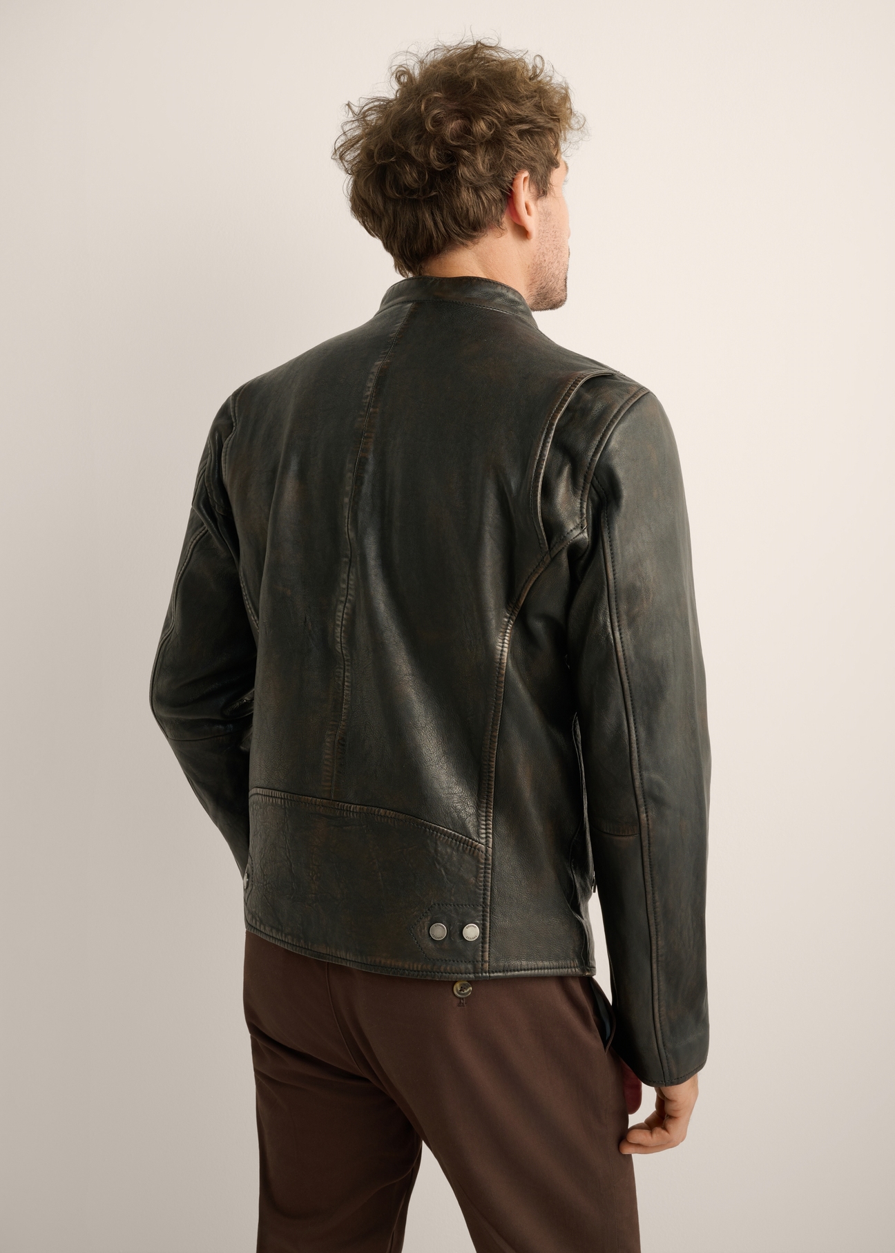 Men's vintage-style leather jacket KURMS-0421-9J(Z26). Rear view of the product on a model. Half of the silhouette is visible. 