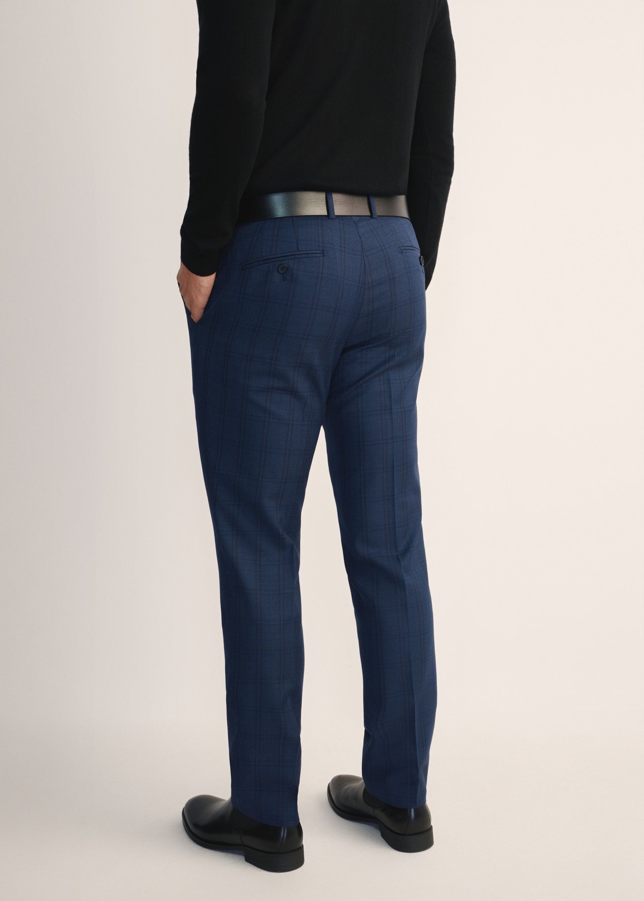 Men's navy blue suit trousers SPOMT-0114-69(Z25), product view from the back on the model. Half of the silhouette visible.