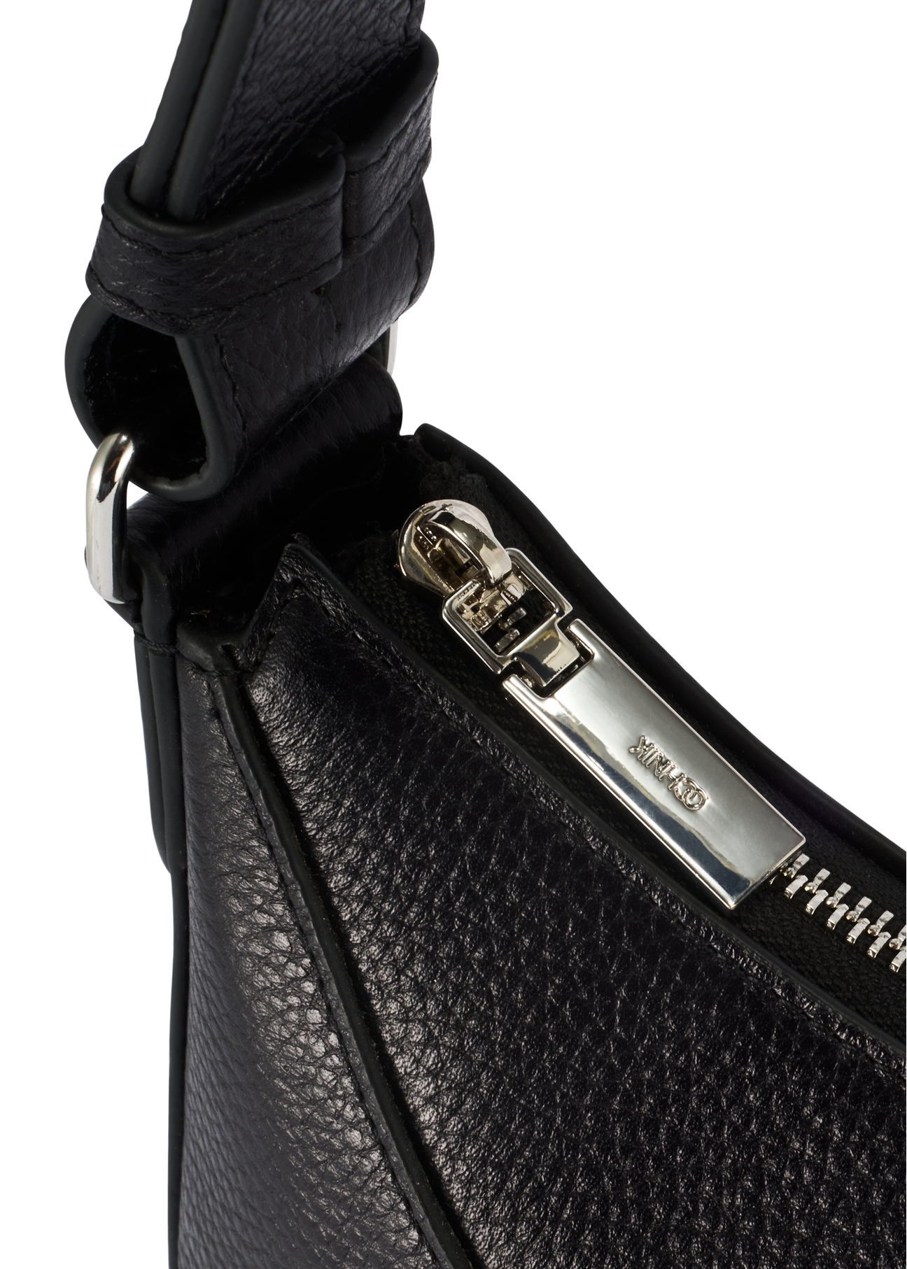 Damenhandtasche aus Leder mit Kette TORES-1148A-99(Z25), Nahaufnahme des Produktreißverschlusses, Ansicht auf weißem Hintergrund.