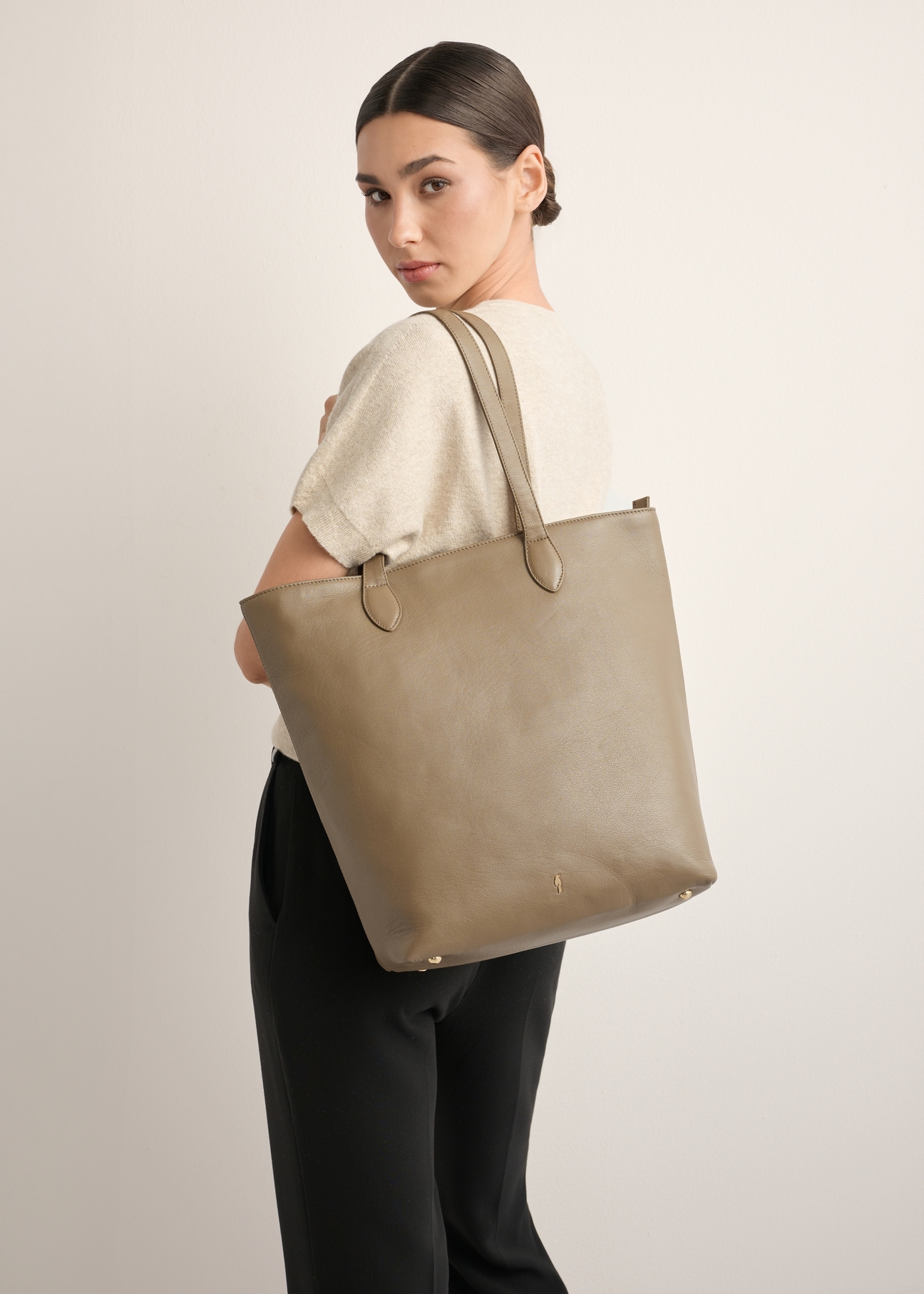 Cool beige leather shopper bag TORES-1312-1K(Z26), product view on model's shoulder. Half of silhouette visible.