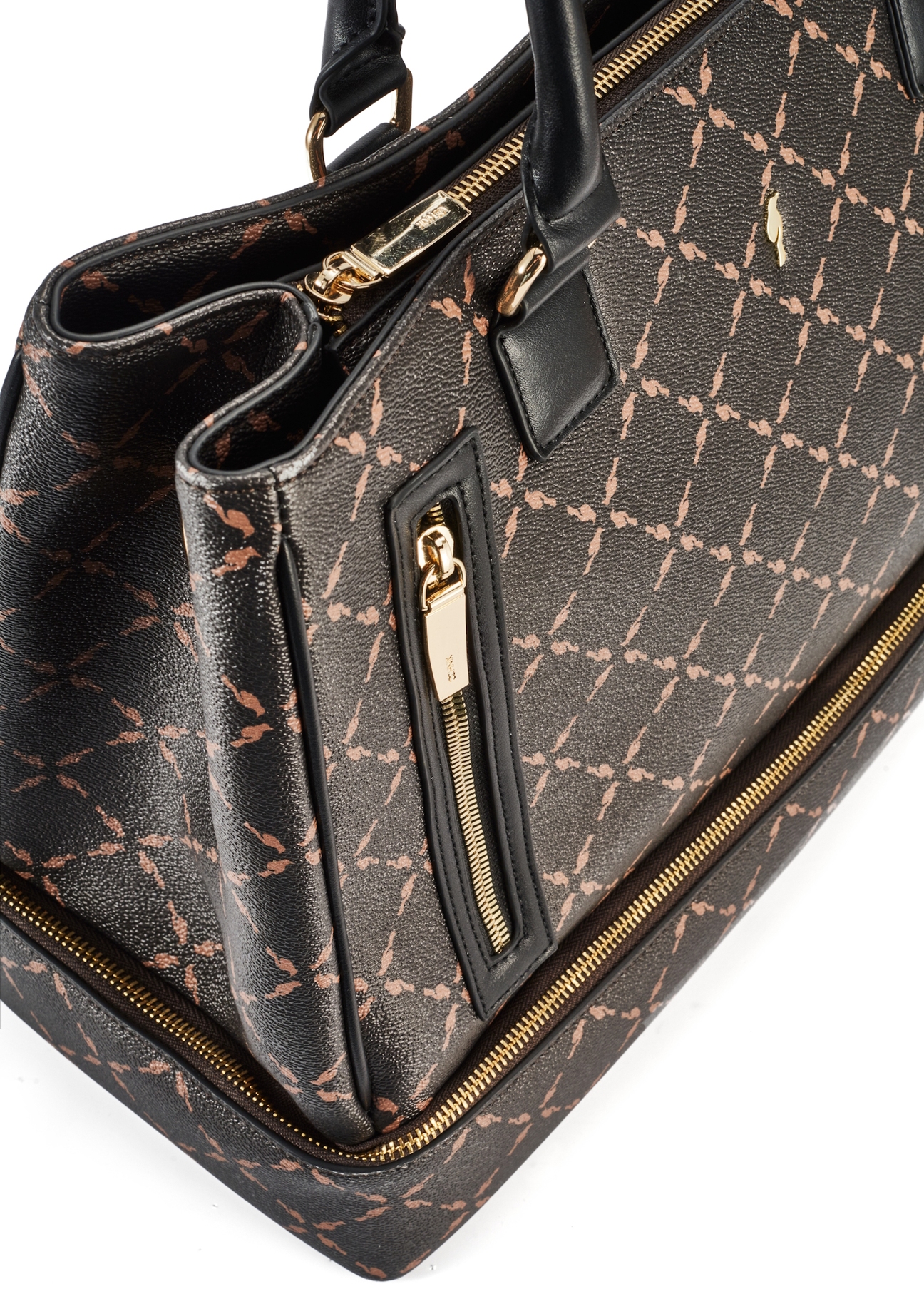 Brown travel bag with monogram TOREC-1079-89(Z25), detail view of the product from the back on a white background, close-up of the edge of the bag.
