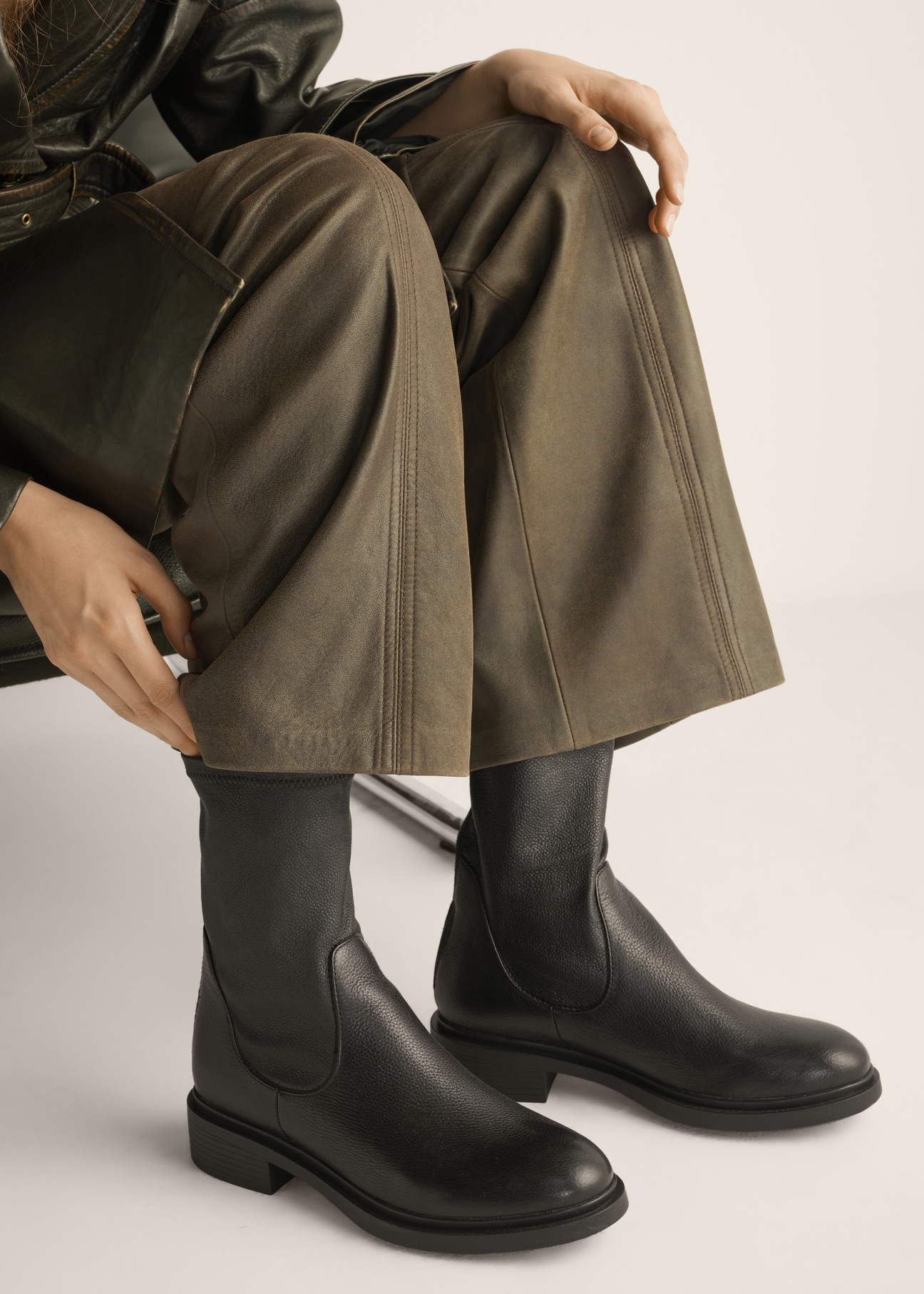 Black leather women's ankle boots BUTYD-1296-99(Z26)
