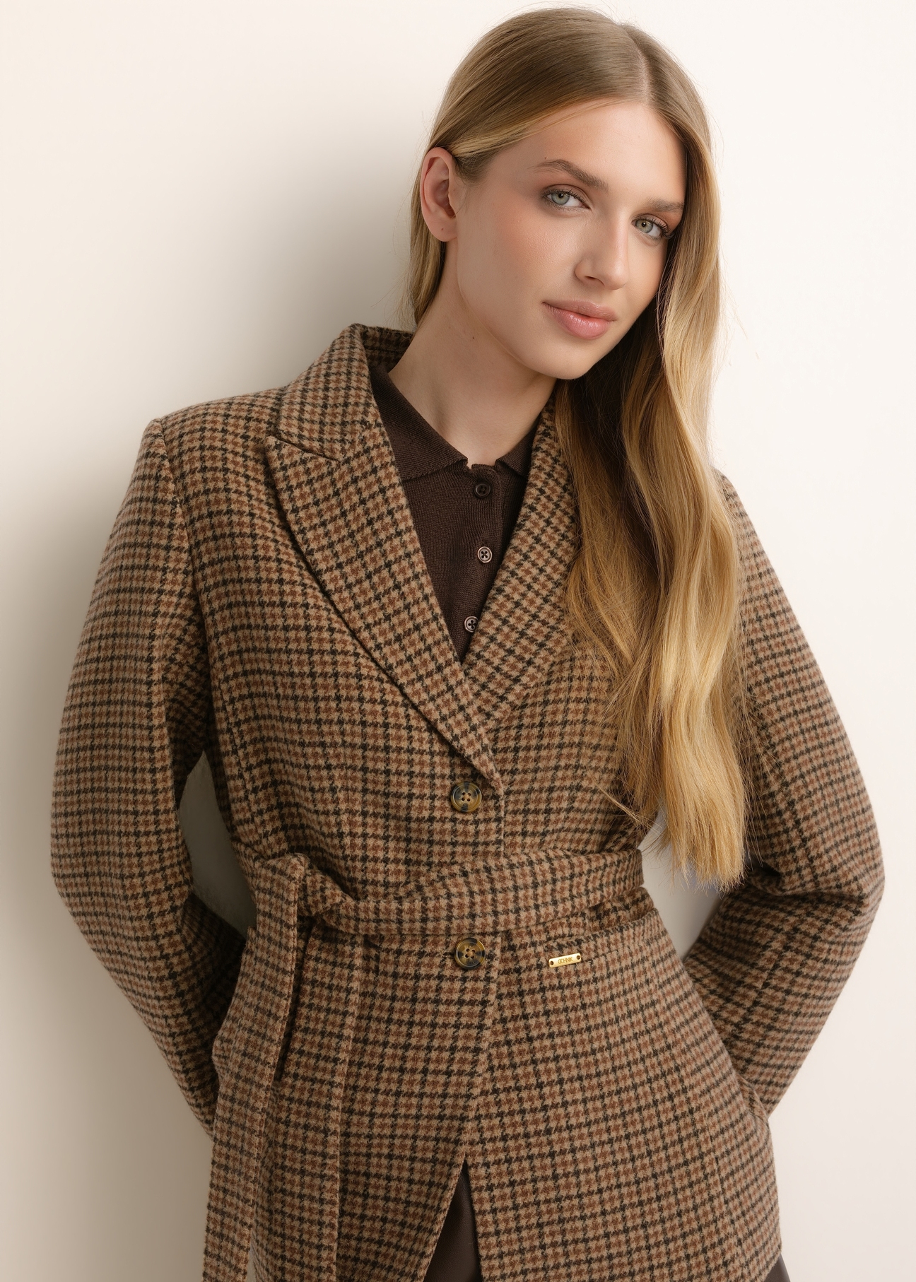 Women's houndstooth blazer ZAKDT-0054-1D(Z26), front view of the product on the model. Half of the silhouette visible.