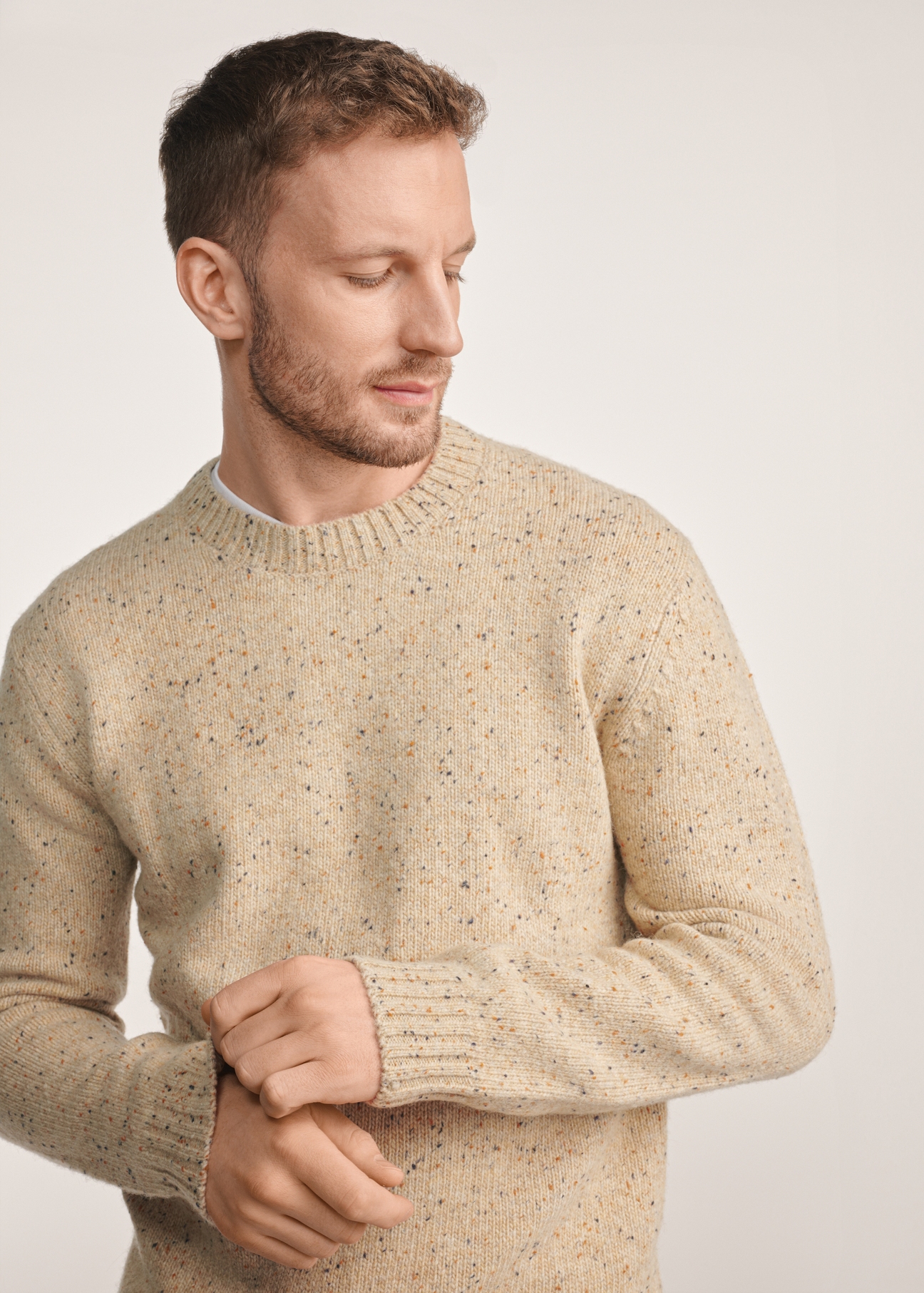 Beige men's sweater SWEMT-0173-24(Z25), front view of the product on the model, close-up of the bust.