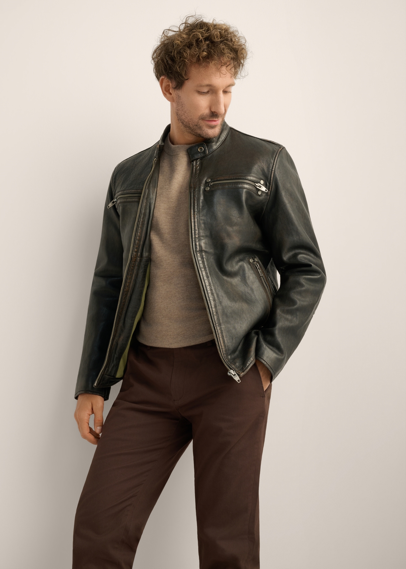 Men's vintage-style leather jacket KURMS-0421-9J(Z26). Front view of the product on a model. Half of the silhouette is visible. 