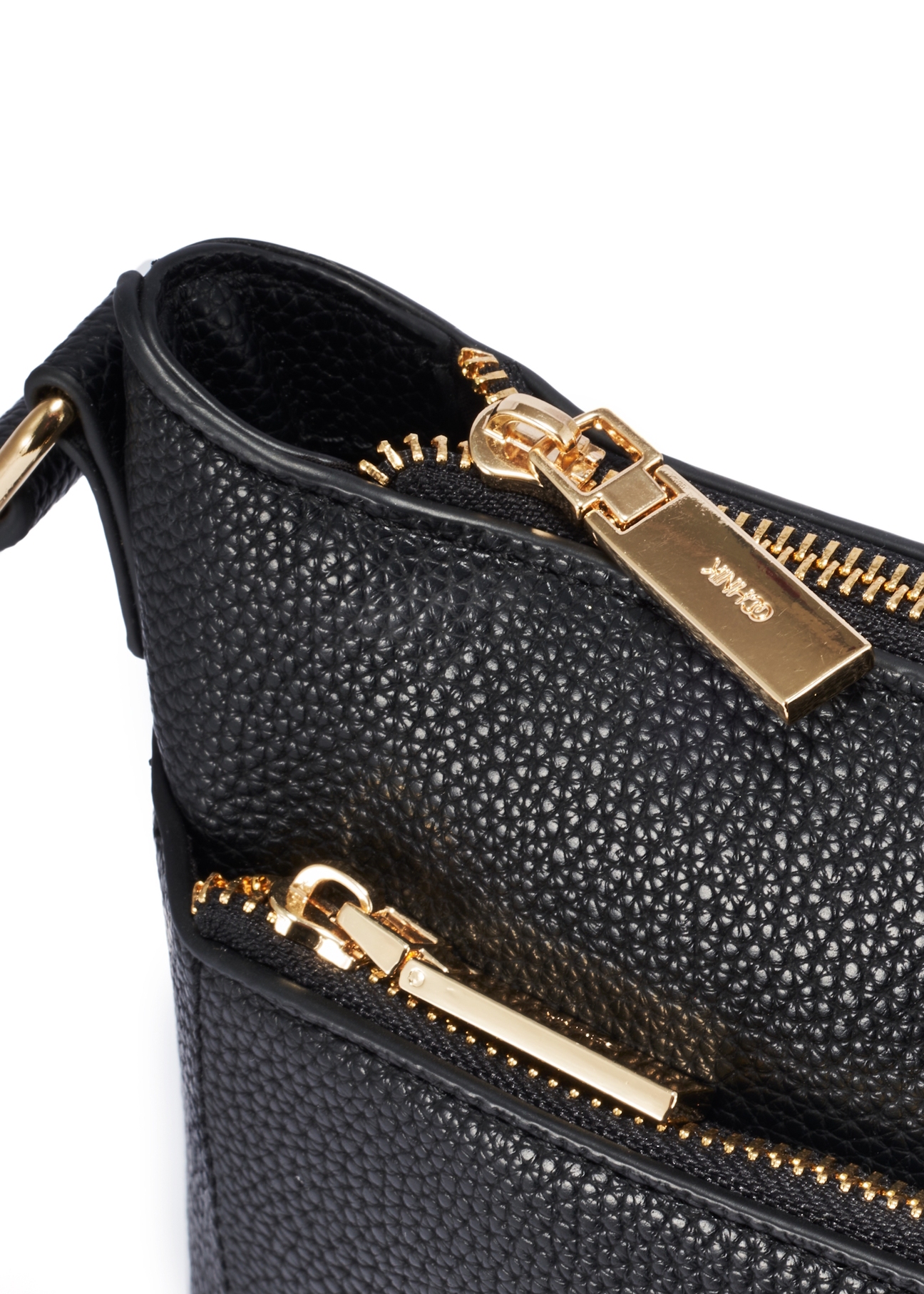 Black women's shoulder bag TOREC-1052-99(Z25), detail view of the product on a white background, close-up of the zipper.