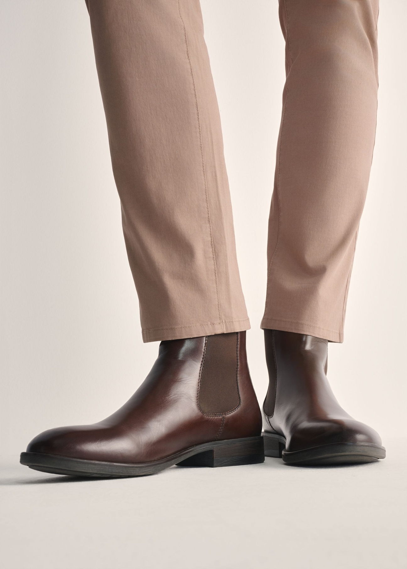 Men's brown leather Chelsea boots BUTYM-0463-1H(Z26), product view on model's feet against a light background.