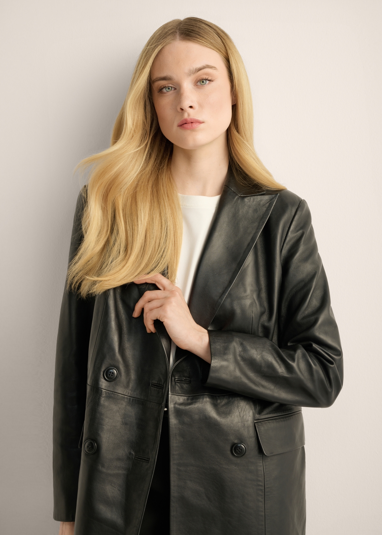 Women's leather coat KURDS-0639-99(Z26). Front view of the product on a model. Half of the silhouette is visible. (2)