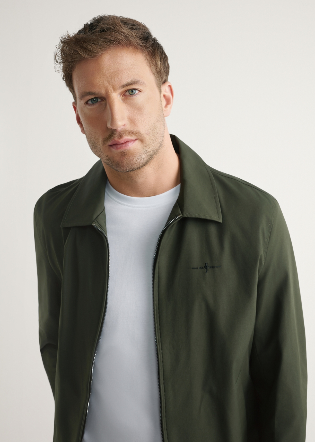 Men's transitional khaki jacket KURMT-0415-8D(W26), close-up of the product on the model's silhouette.