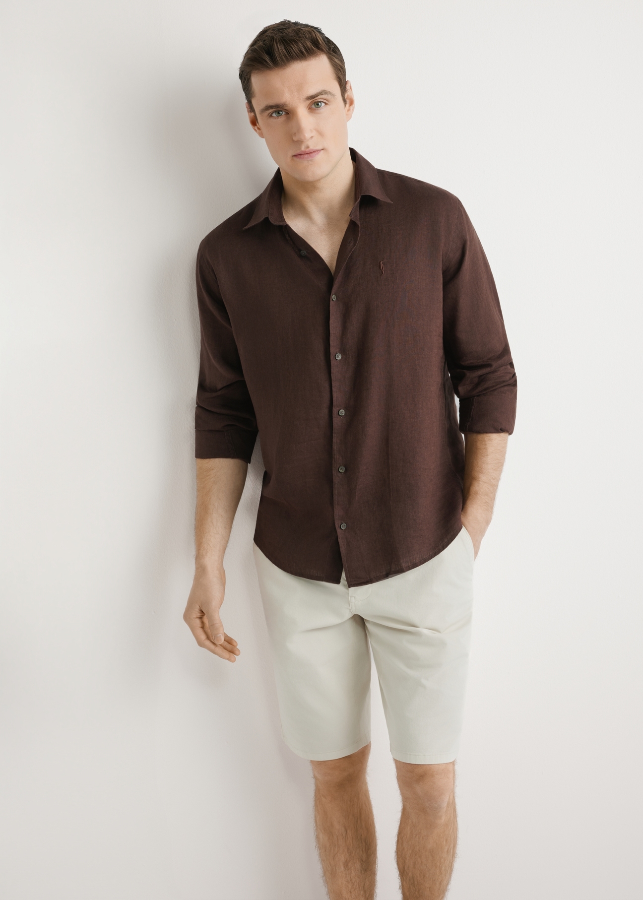 Brown men's linen shirt KOSMT-0321A-1I(W26) - front view of the product, on a model, against a light background. Knee-length silhouette visible.