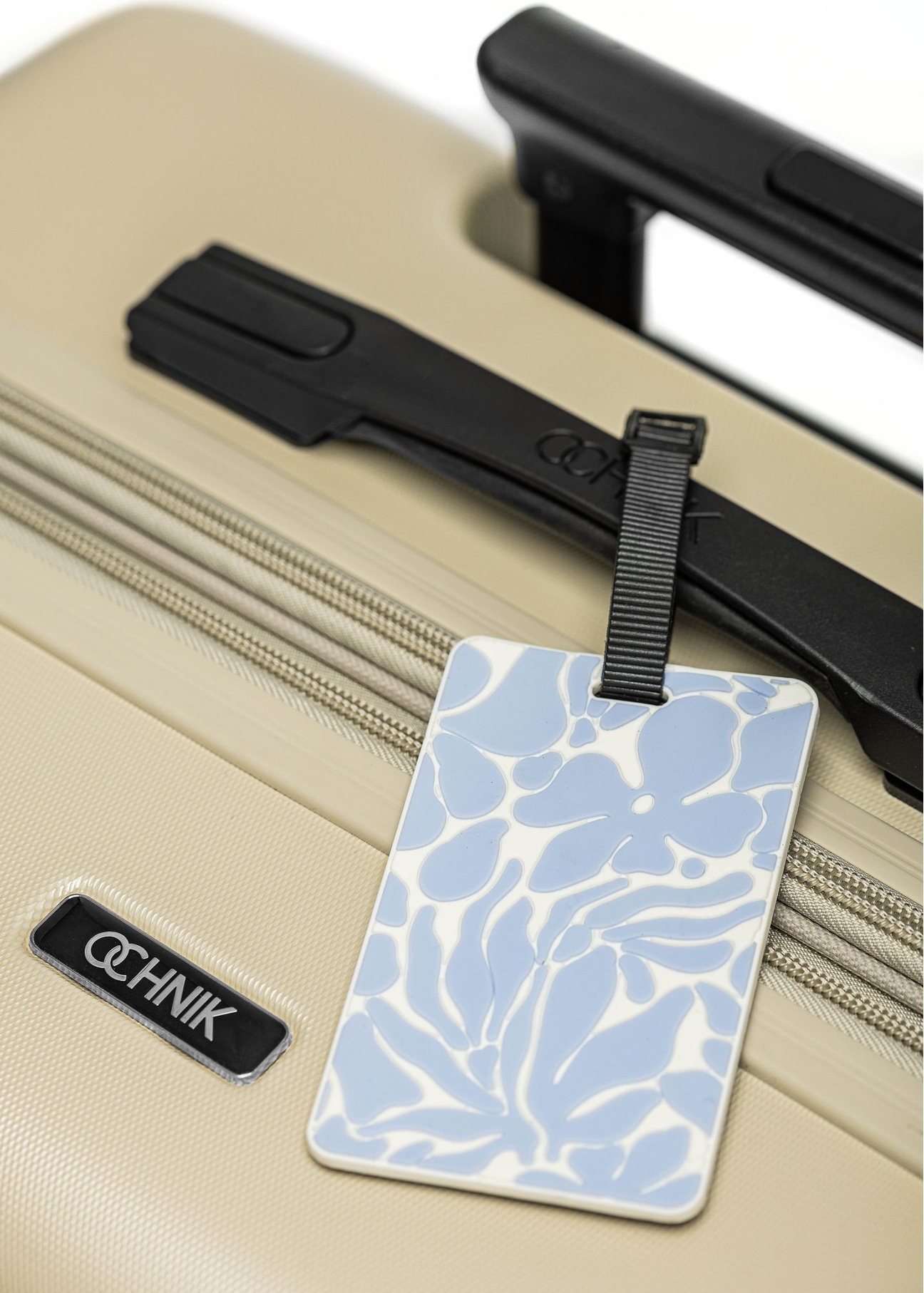 Luggage tag in the MONOI pattern AW-005-0017-62(W24)-03