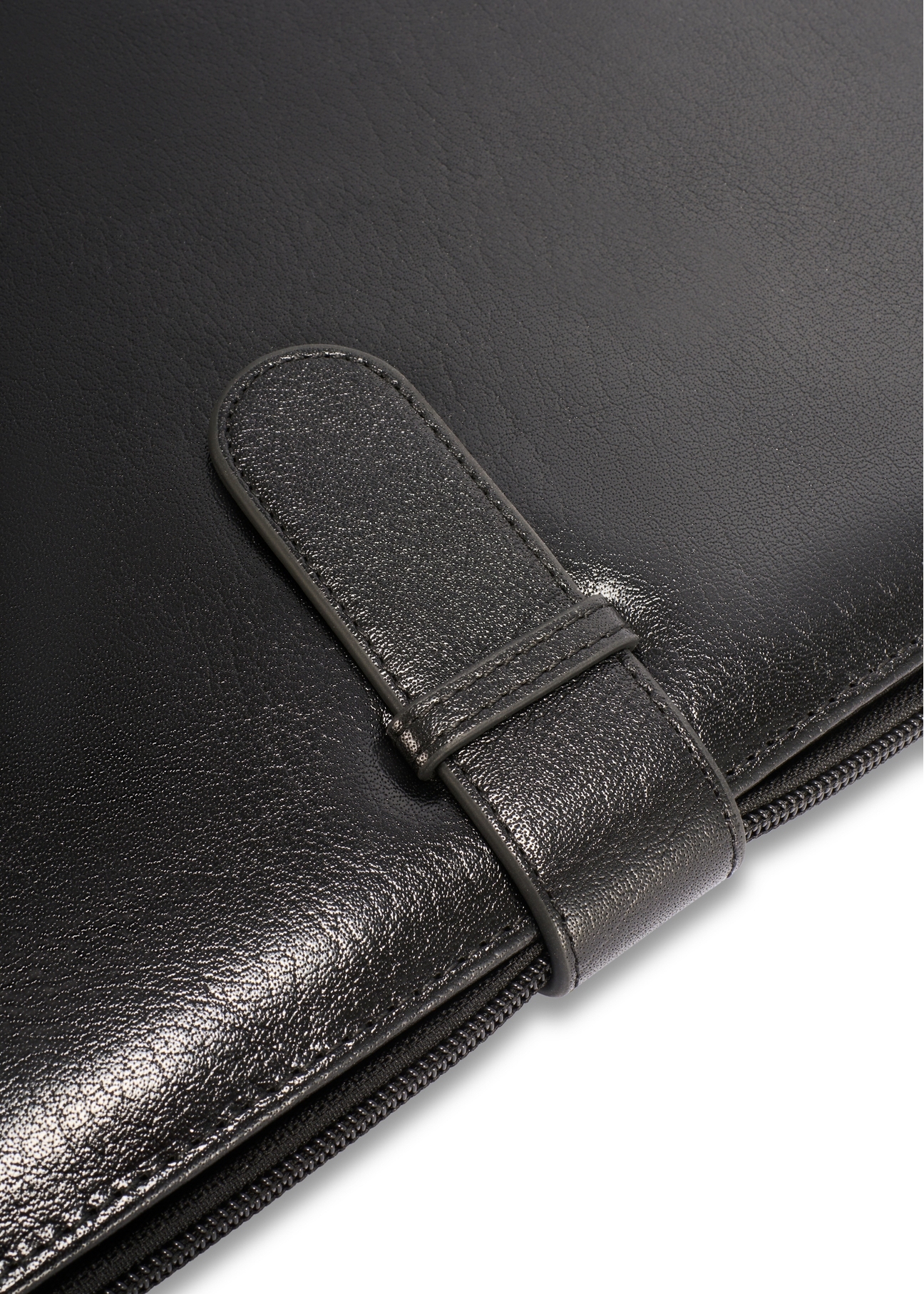 Black leather men's briefcase TORMS-0480-99(Z25), close-up of product detail, view on white background.