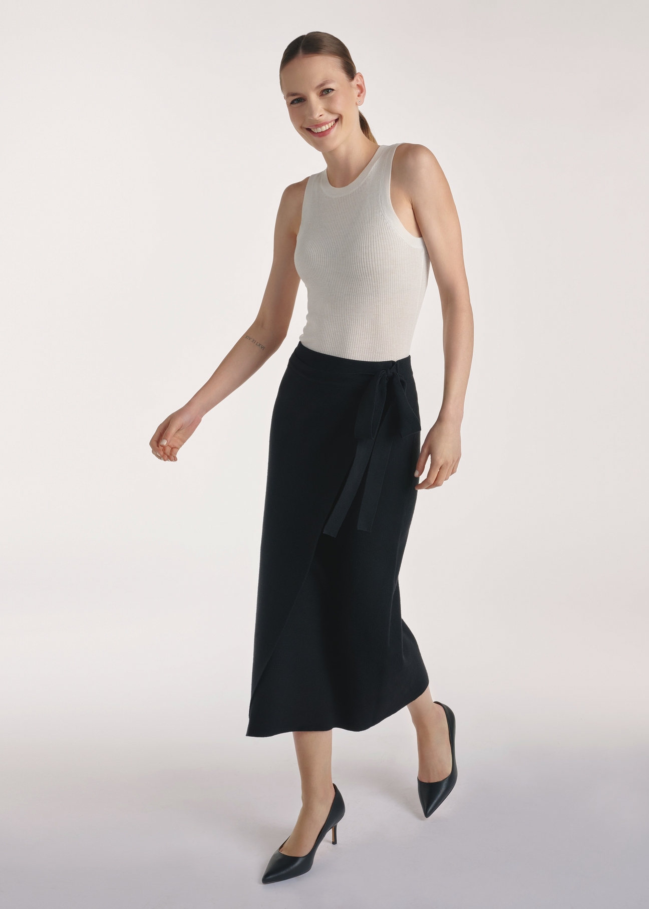 Black midi skirt SPCDT-0114-99(Z25), front product view on the model, full silhouette visible.