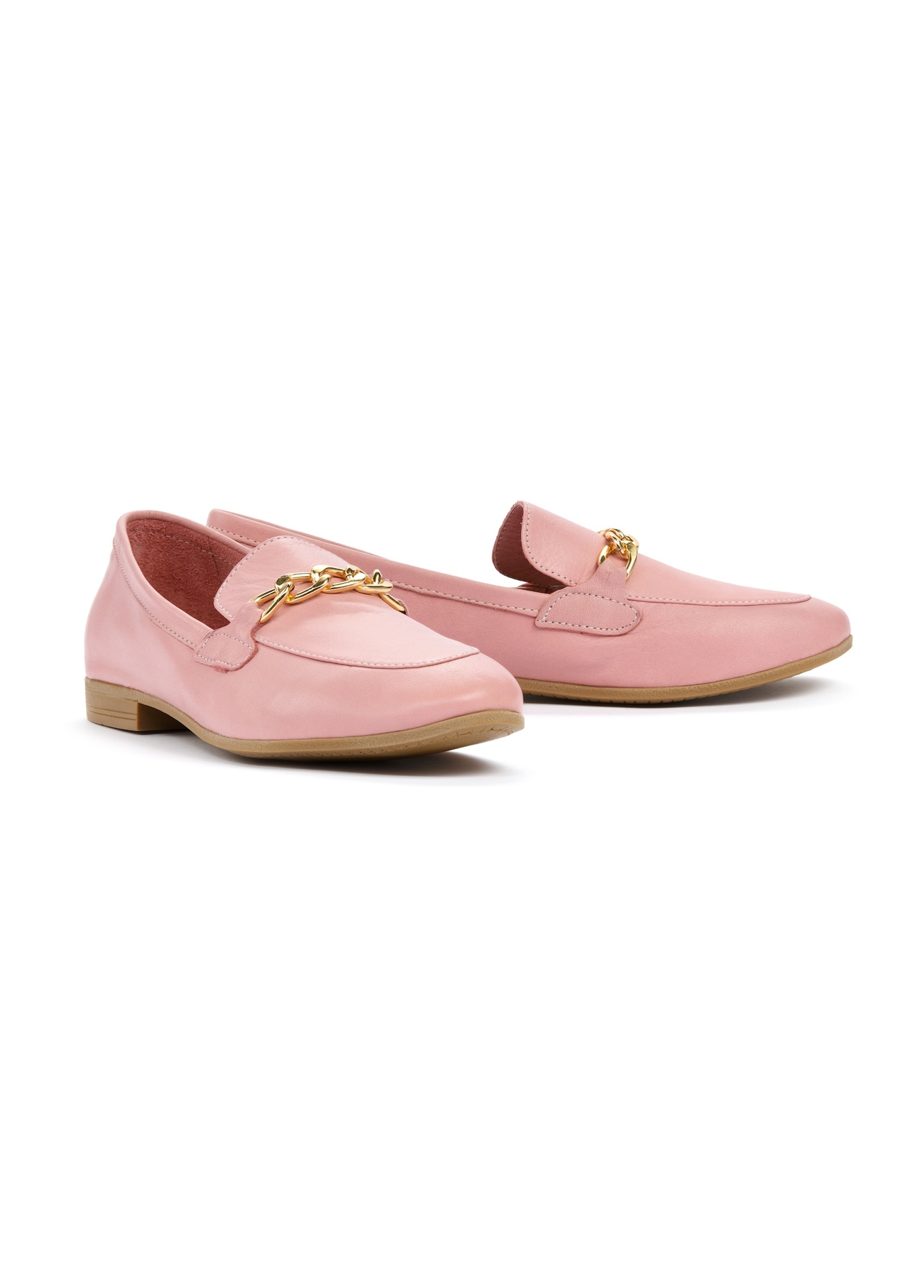 Women's leather pink moccasins with chain BUTYD-0914-31(W25), diagonal product view on white background.