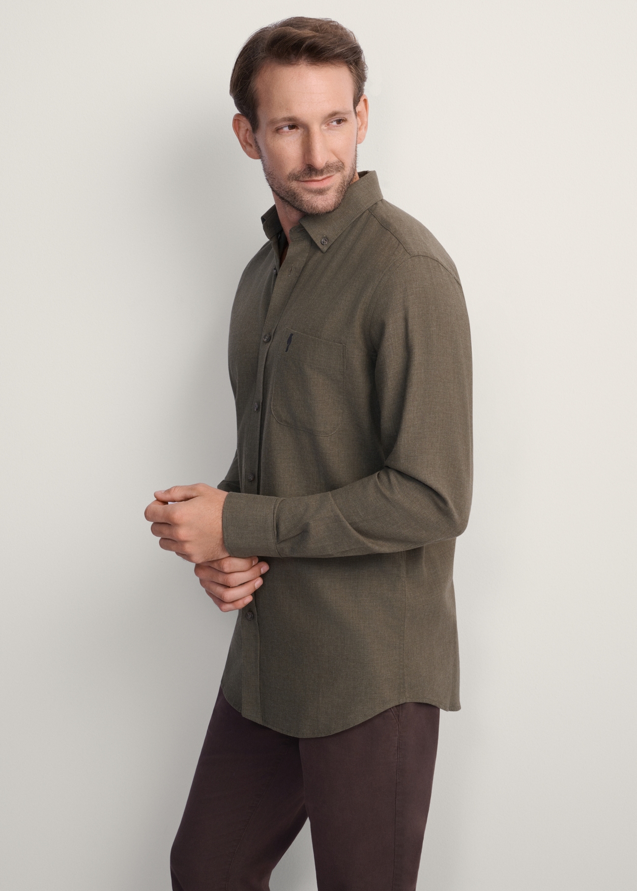 Men's khaki shirt KOSMT-0299A-55(Z25), front view of the product on the model. Half of the silhouette visible.