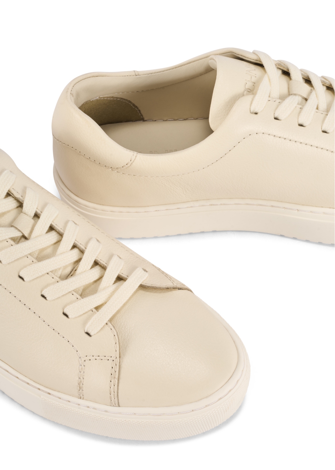 White leather sports shoes BUTYM-0503A-0B(W26), close-up of the product detail on a white background.