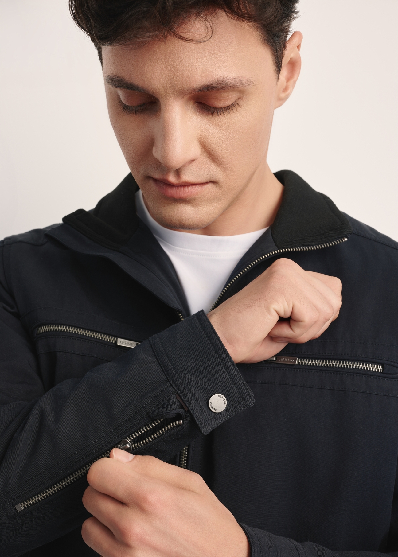 Men's navy blue transitional jacket KURMT-0384-69(Z25), product visible from the front on the model, close-up of the sleeve.