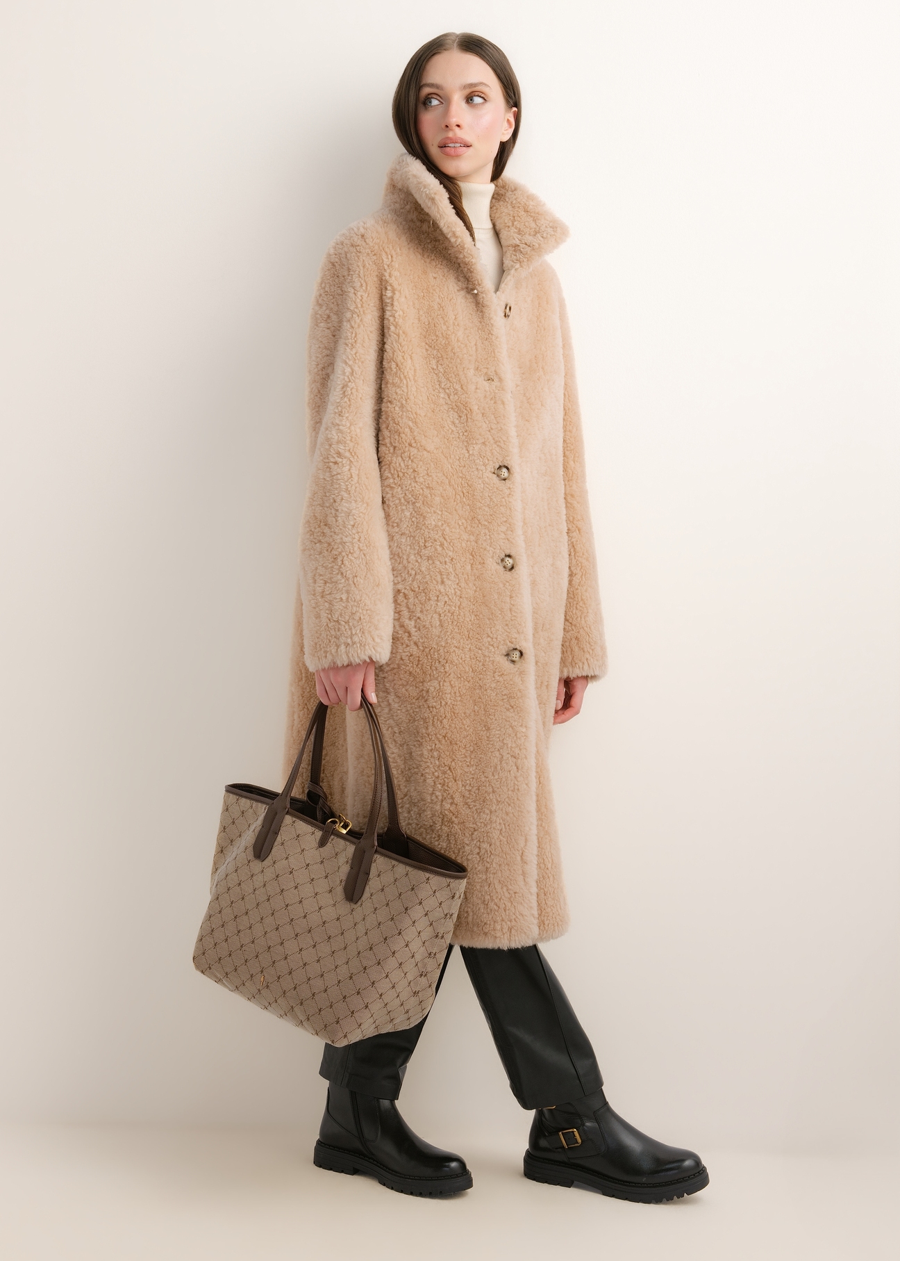 Reversible women's handbag with monogram TOREN-0359-1B(Z26); front view of the product held in a model's hand.