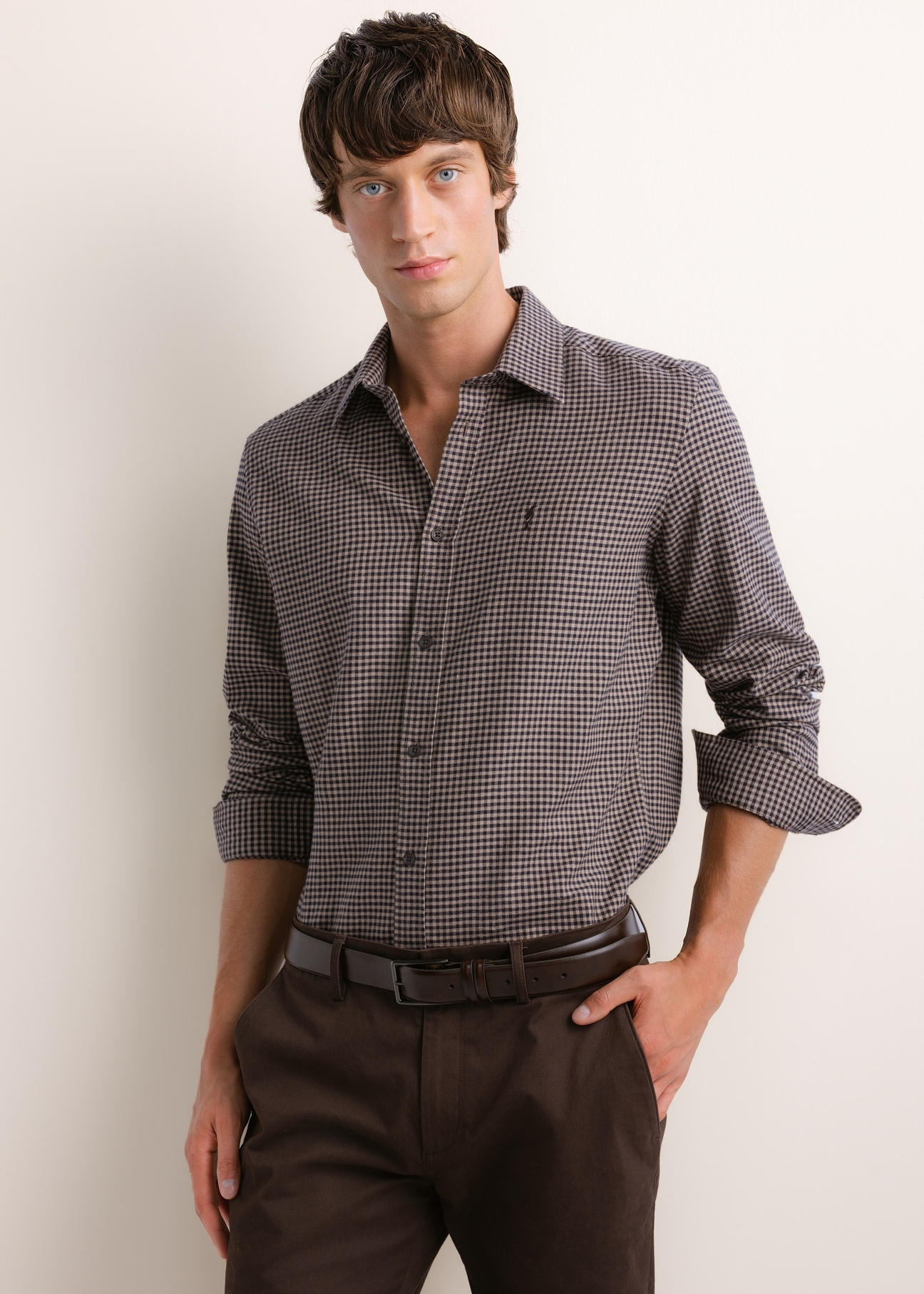 Men's dark brown shirt with a fine check pattern (KOSMT-0372-1I(Z26)); front view of the product on a model. Half of the figure is visible.