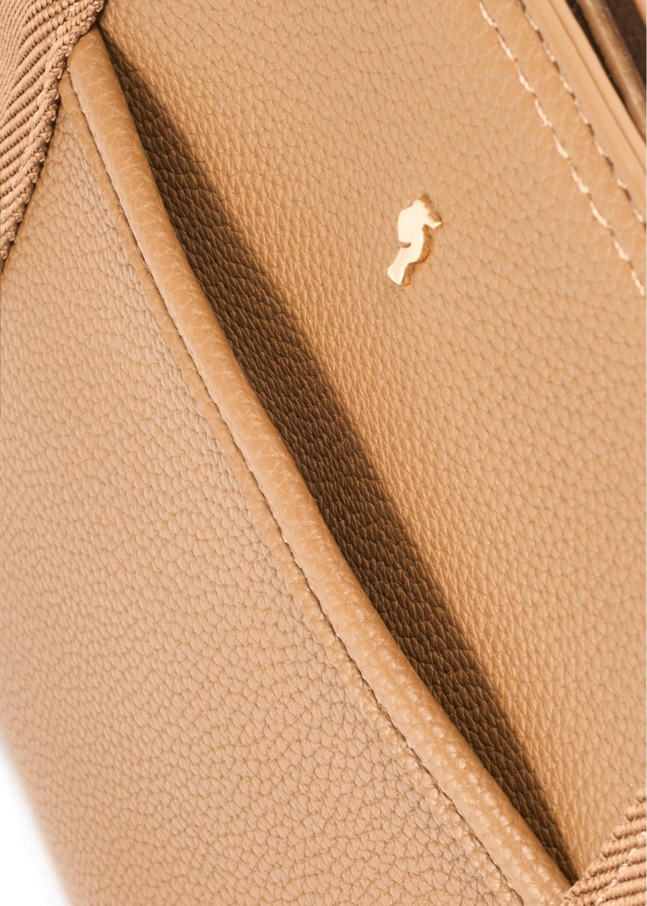 Large camel shopper bag TOREC-0977A-24(Z25), close-up of the product logo, view on a white background.