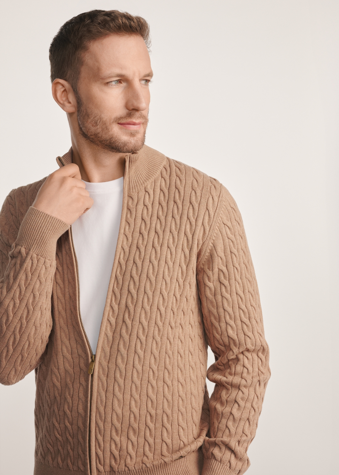 Men's zippered sweater in caramel color SWEMT-0169-24(Z25), product visible from the front on the model, half of the silhouette visible.