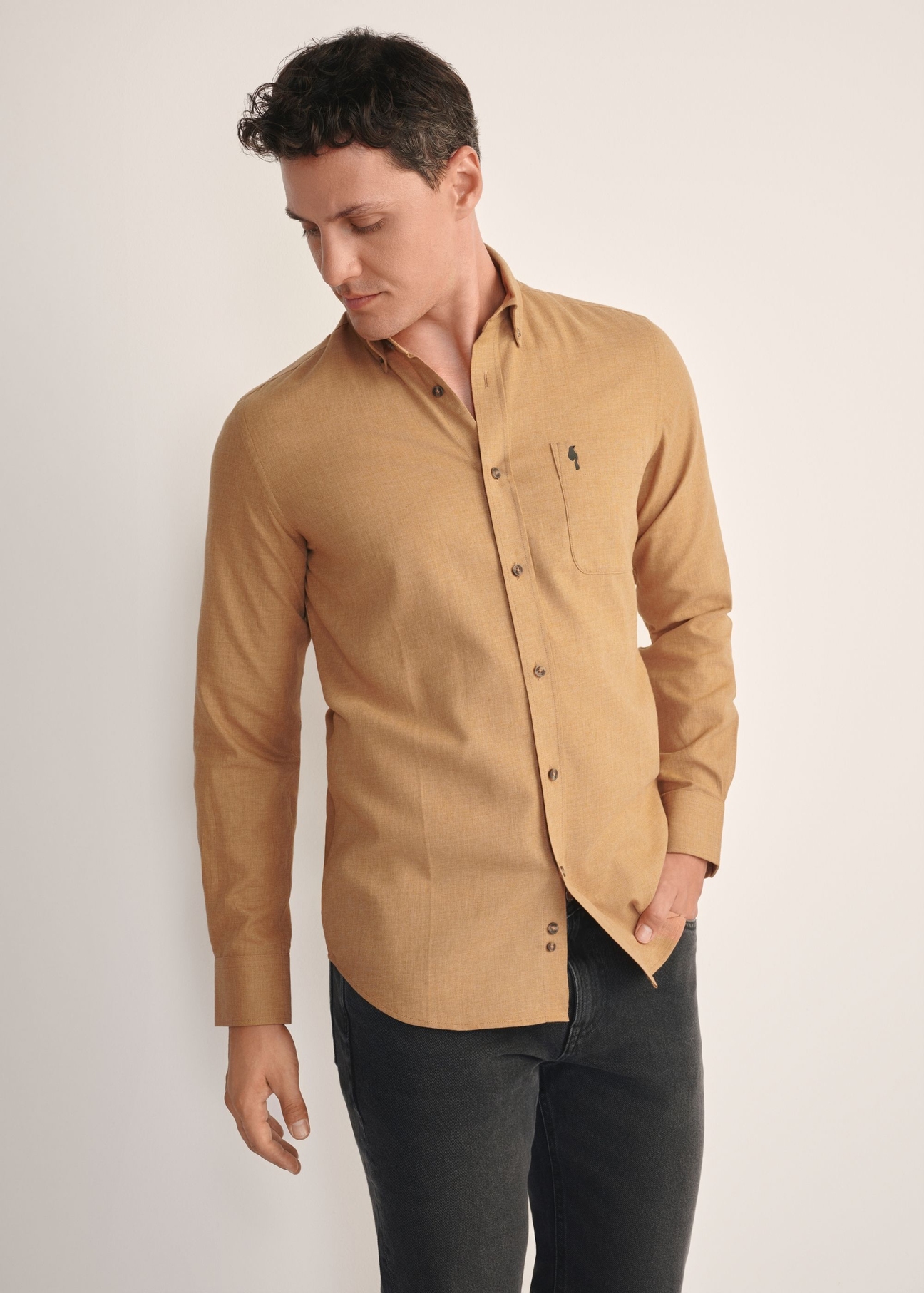 Men's shirt in camel color KOSMT-0299A-1D(Z26), product view from the front on the model, half of the silhouette visible.