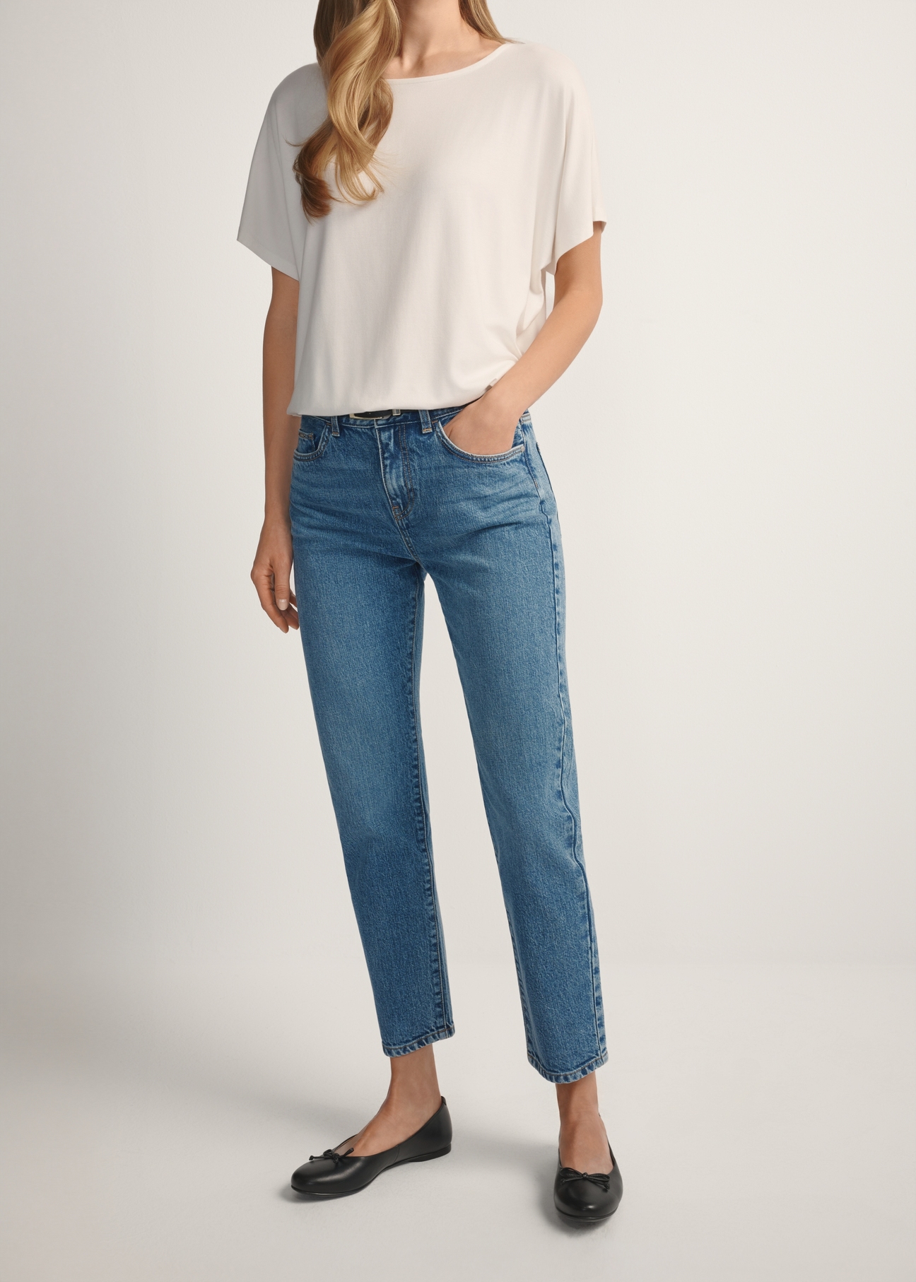 Women's dark blue denim jeans JEADT-0011-7C(W26), front view of the product on the model. Half of the silhouette visible.