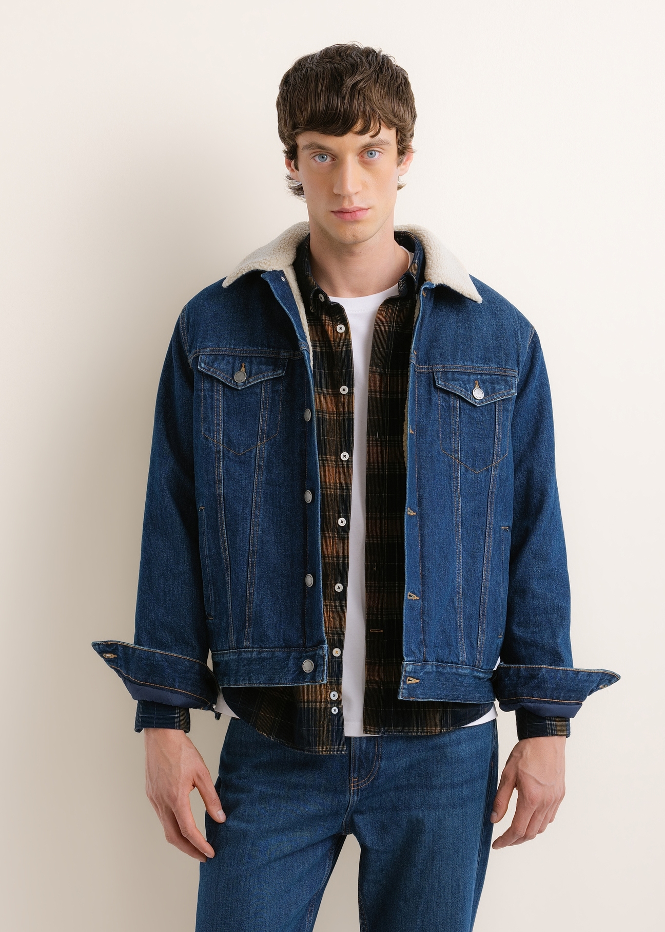 Men's navy blue denim jacket (model KURMT-0435-7C(Z26)), front view on a model. Half-body shot.