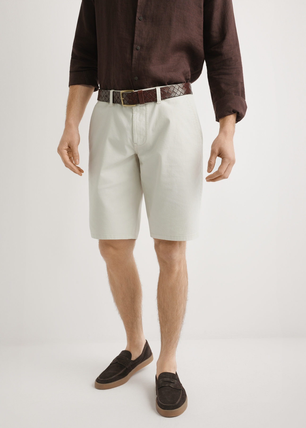 Beige men's shorts SZOMT-0029-1A(W26), front view of the product on the model. Half of the silhouette visible.