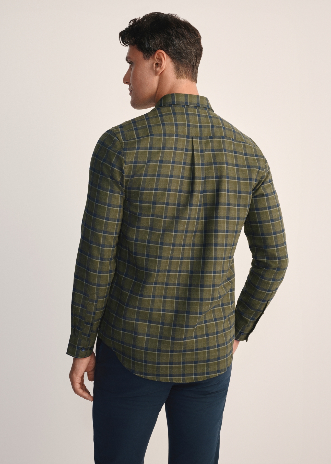 Men's khaki checkered shirt KOSMT-0333-55(Z25), back view of the product on the model. Half of the silhouette visible.