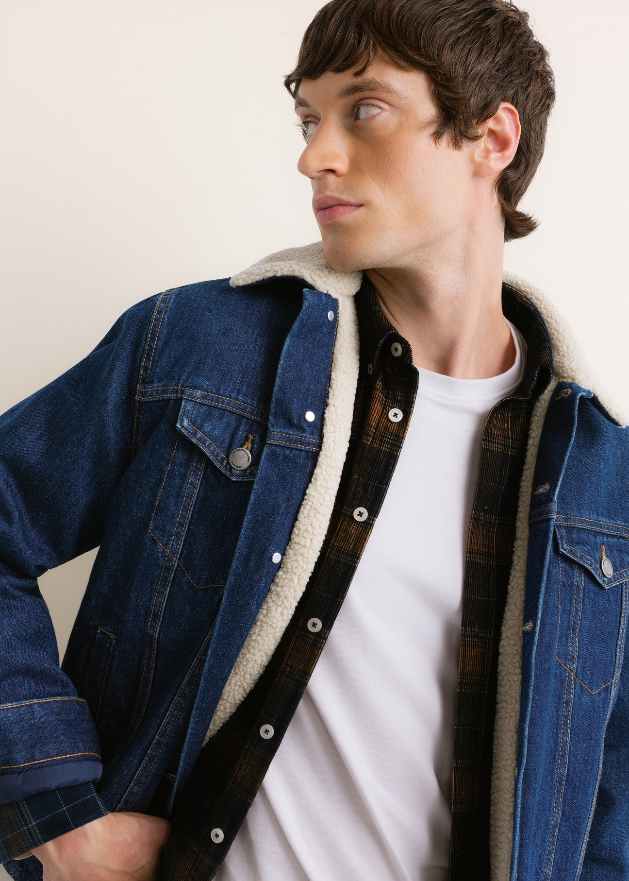 Men's navy blue denim jacket (model KURMT-0435-7C(Z26)), front view on a model. Half-body shot.