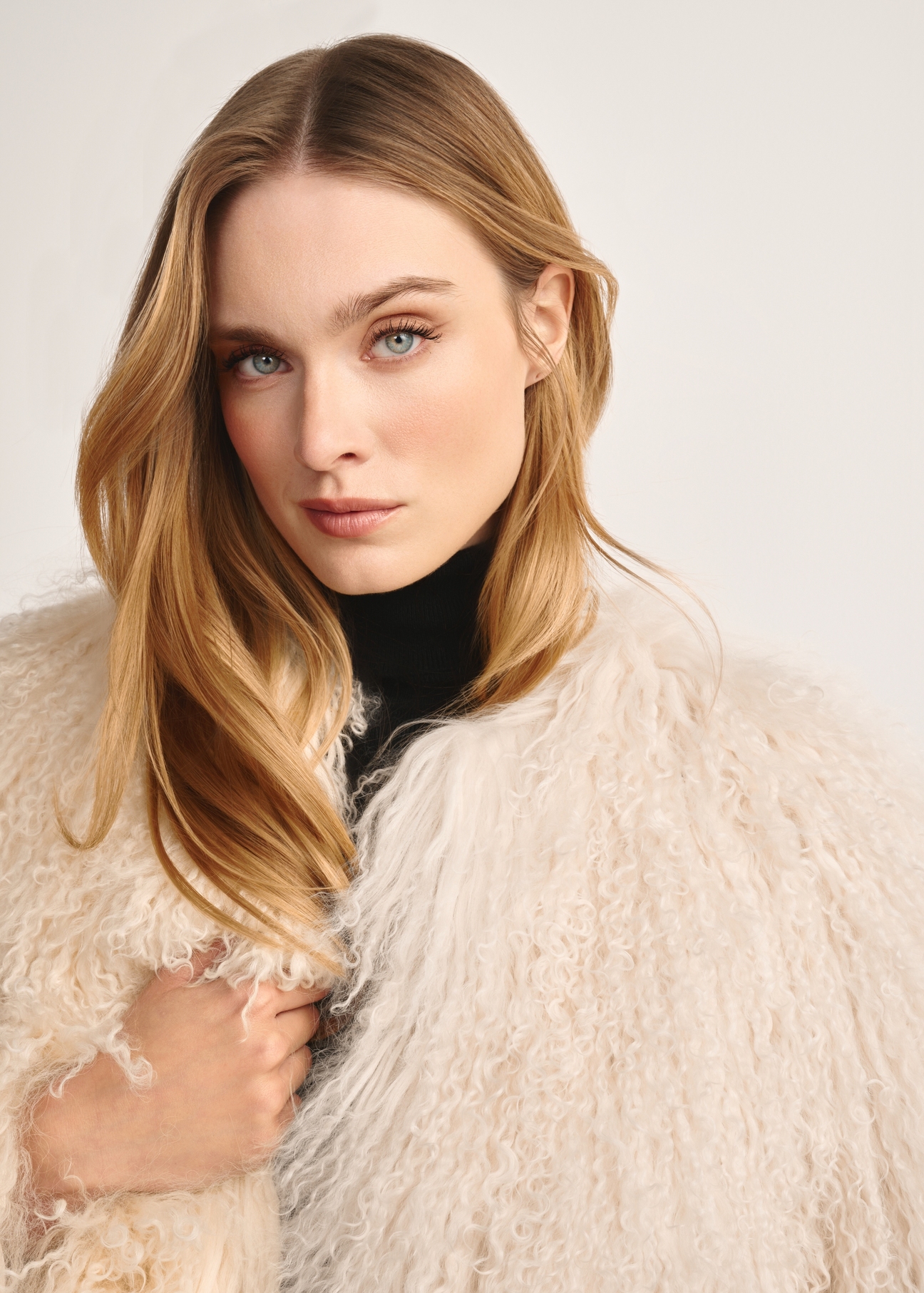 Short natural fur coat in cream color FUTDF-0104-4160(Z25), close-up of the model's torso.