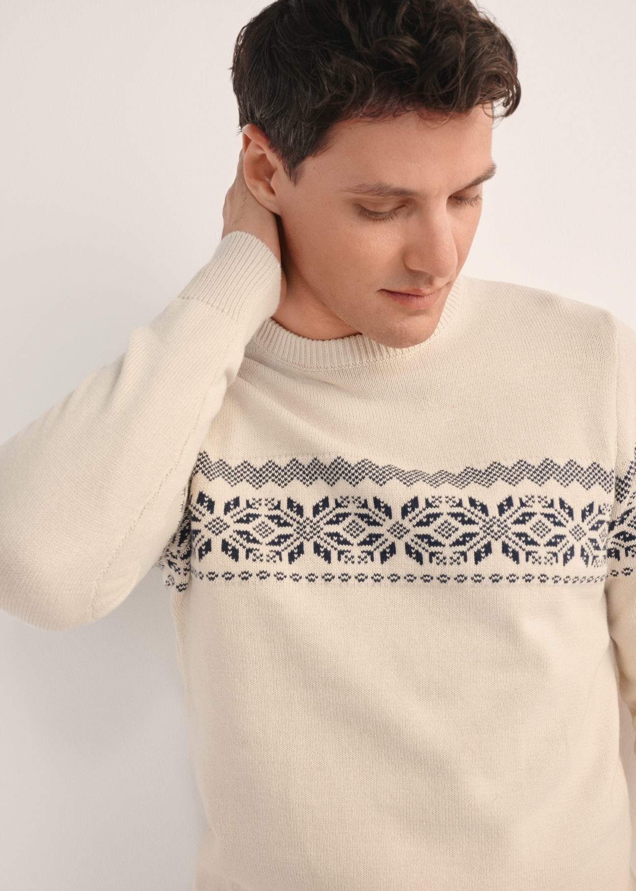Beige men's sweater SWEMT-0177-80(Z25) - product view of the model on a white background. Close-up of the detail.