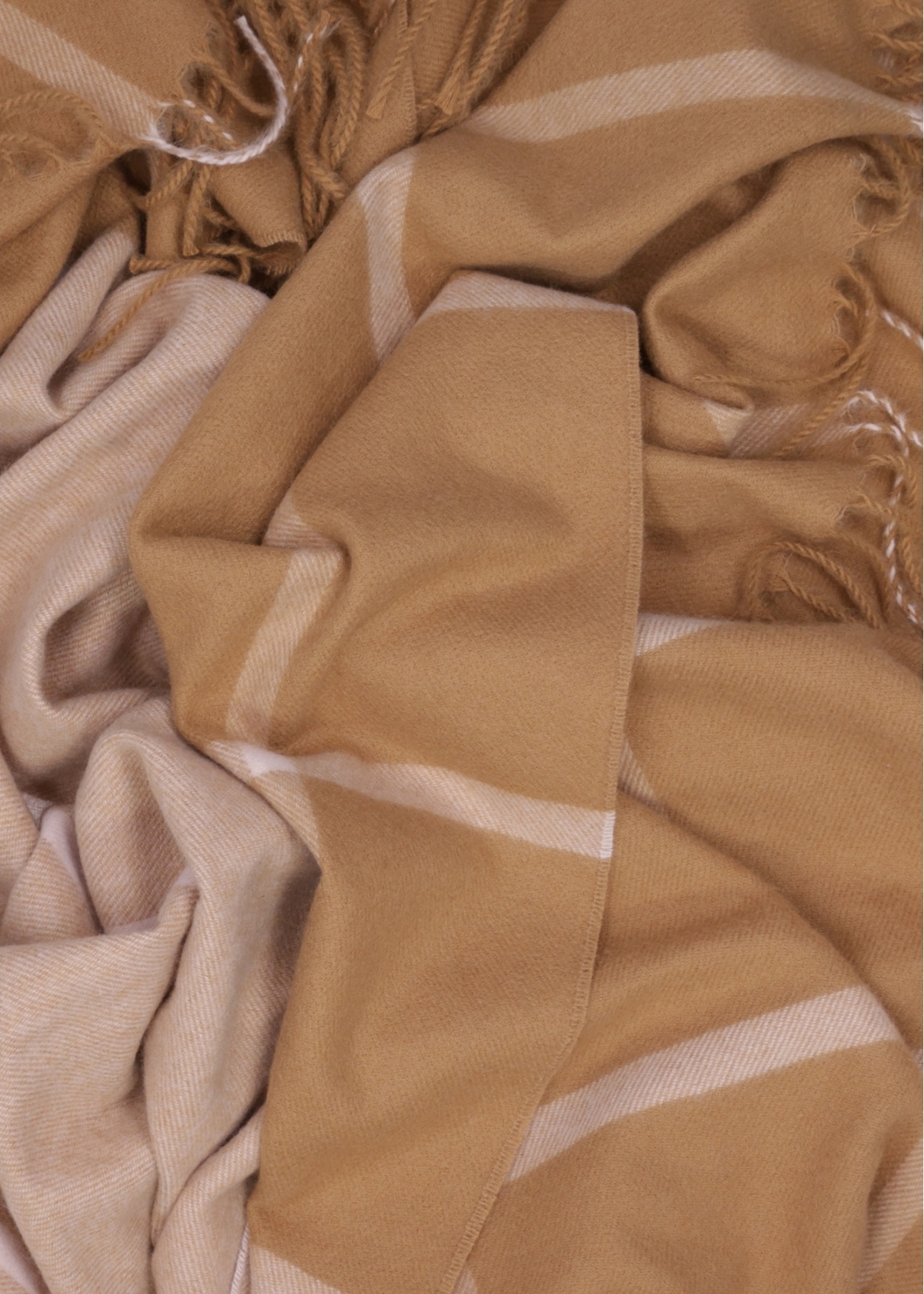 Large women's scarf in camel (SZADT-0100-1L(Z26)), close-up of the material against a white background.