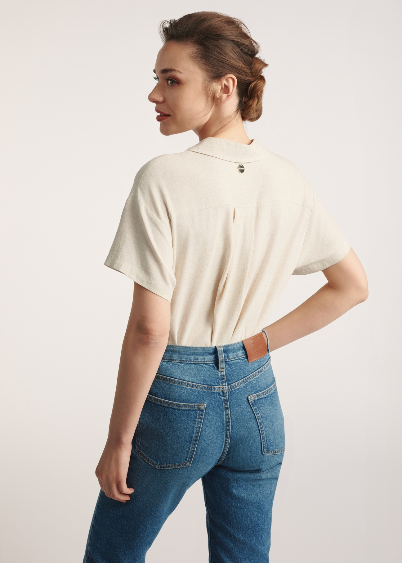 Beige women's linen shirt KOSDT-0179-81(W25) - product view from the back on the model. Half of the silhouette visible.