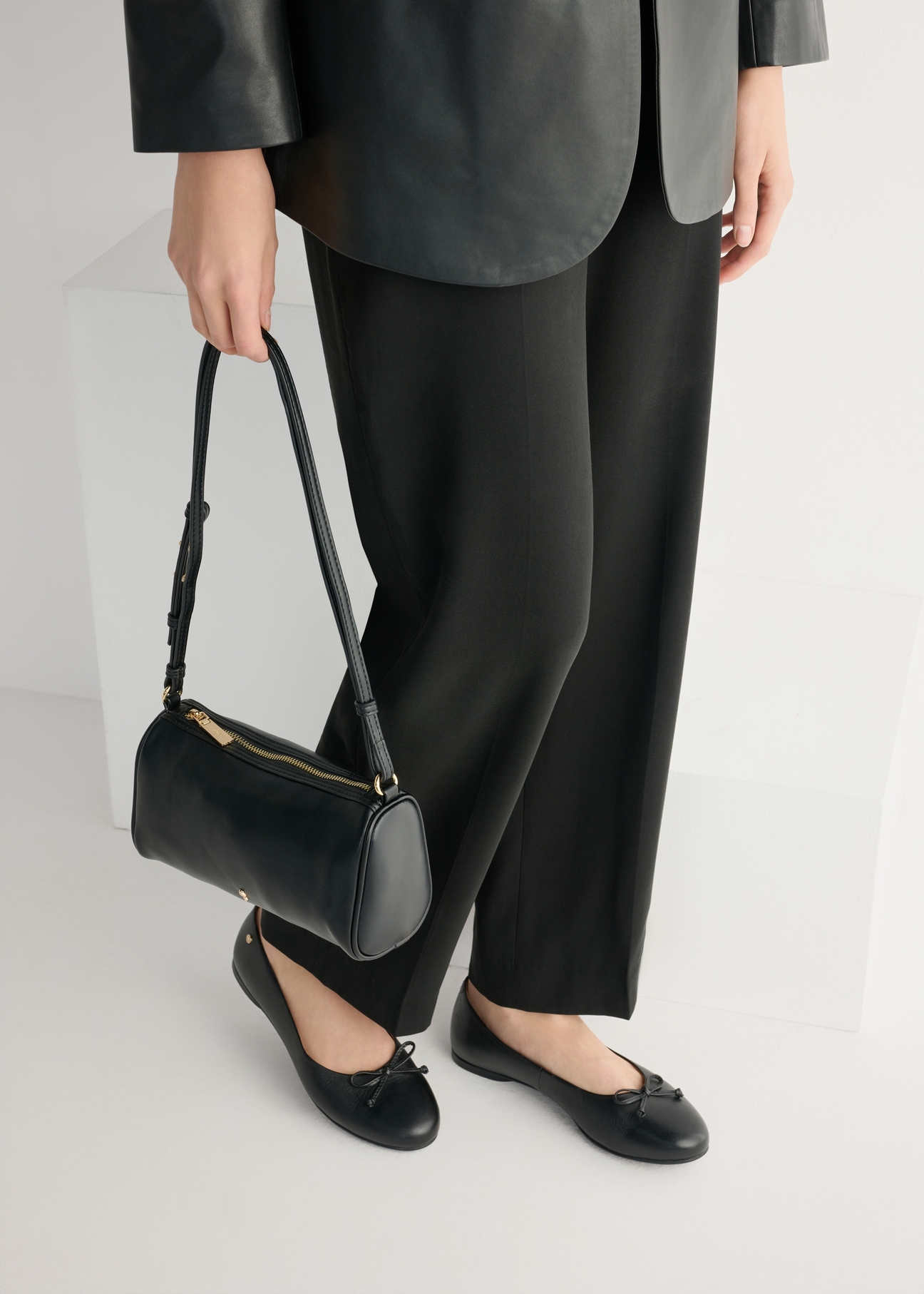 Women's black leather ballet flats BUTYD-1248-99(W26), top view of the product on the model's feet.