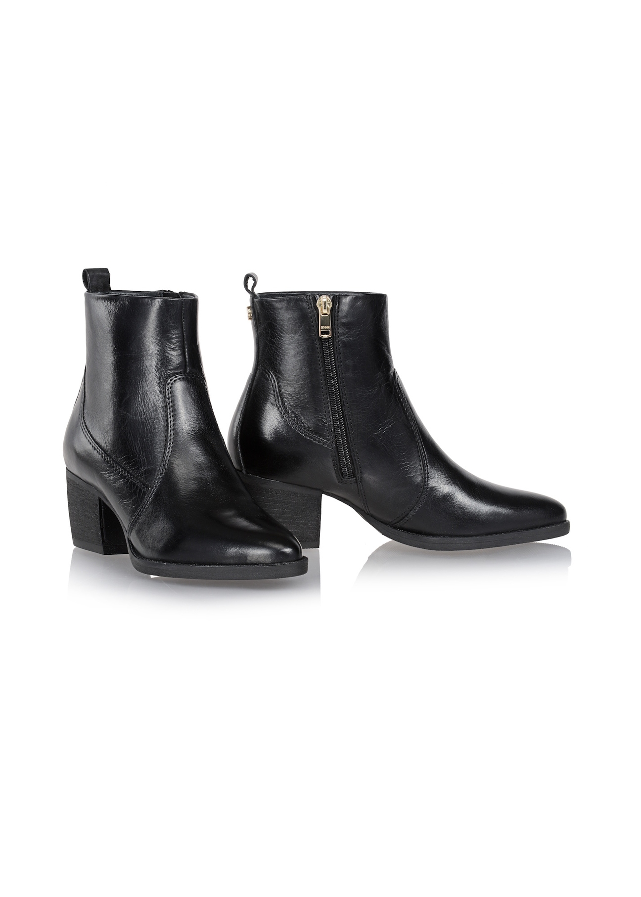 Women's leather ankle boots with heels BUTYD-1005A-99(Z25), diagonal view of the product on a white background.