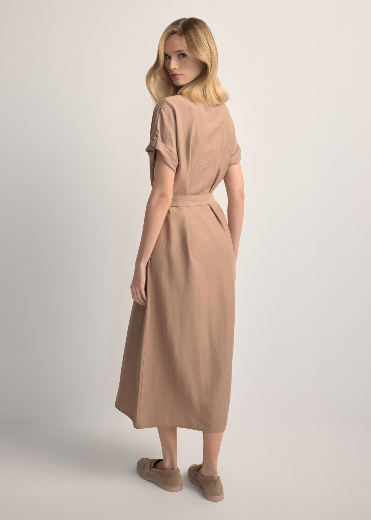 Camel long dress with short sleeves SUKDT-0180A-1D(W26), back view of the product on the model. Full body visible.