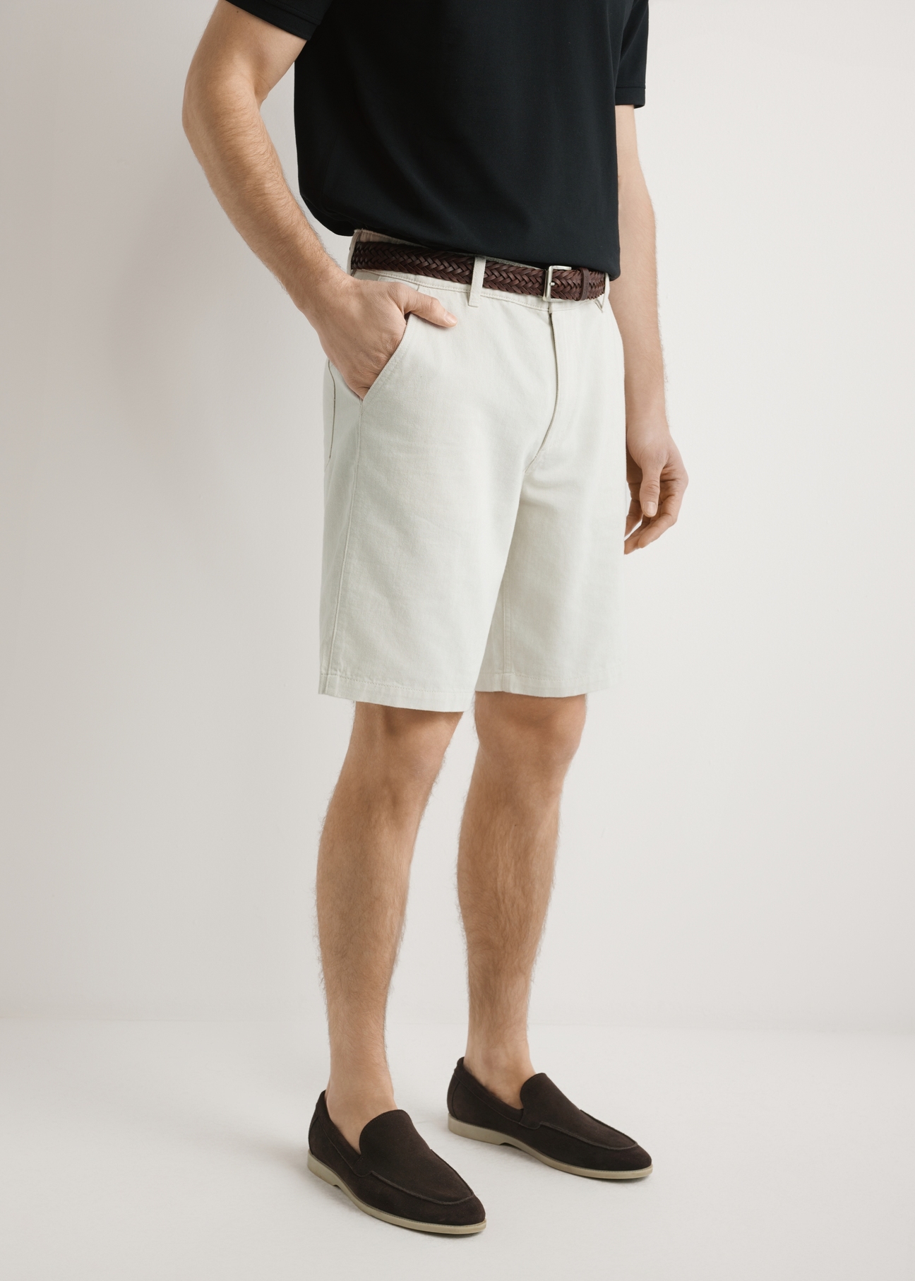 Beige men's shorts SZOMT-0033-1B(W26), diagonal view of the product on the model. Half of the silhouette visible.