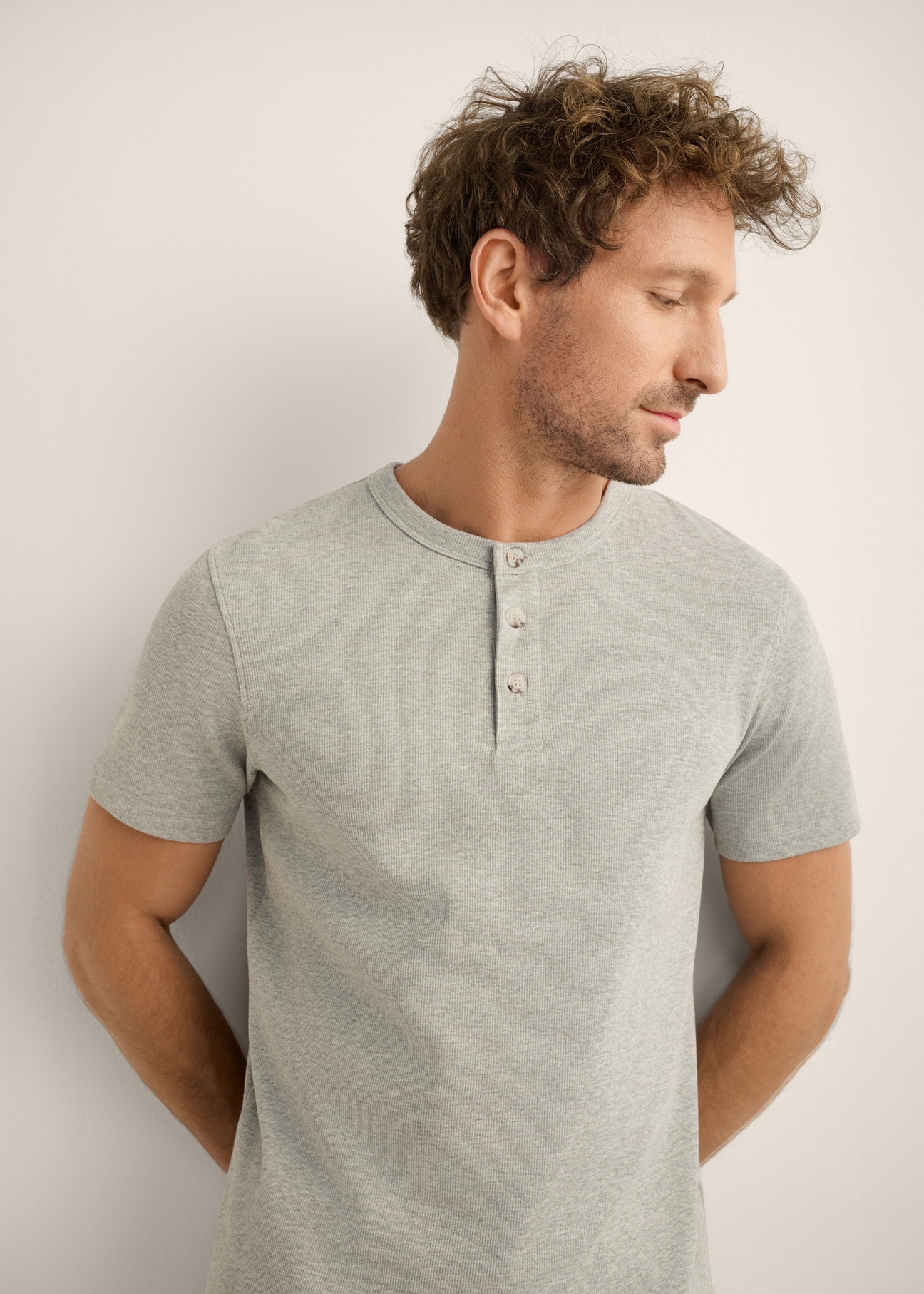 Men's gray ribbed t-shirt TSHMT-0159-9B(Z26), front view of the product on the model. Half of the silhouette visible.-02